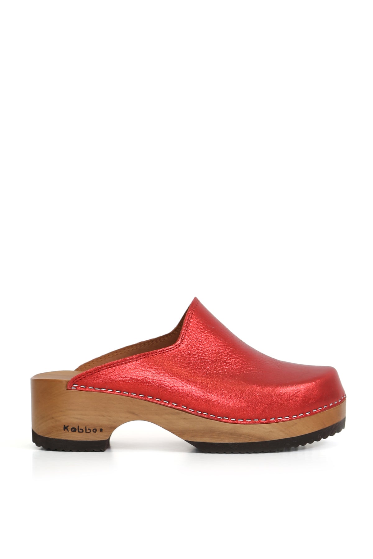 Zuecos artesanales rojos Kebba hechos a mano con diseño clásico.