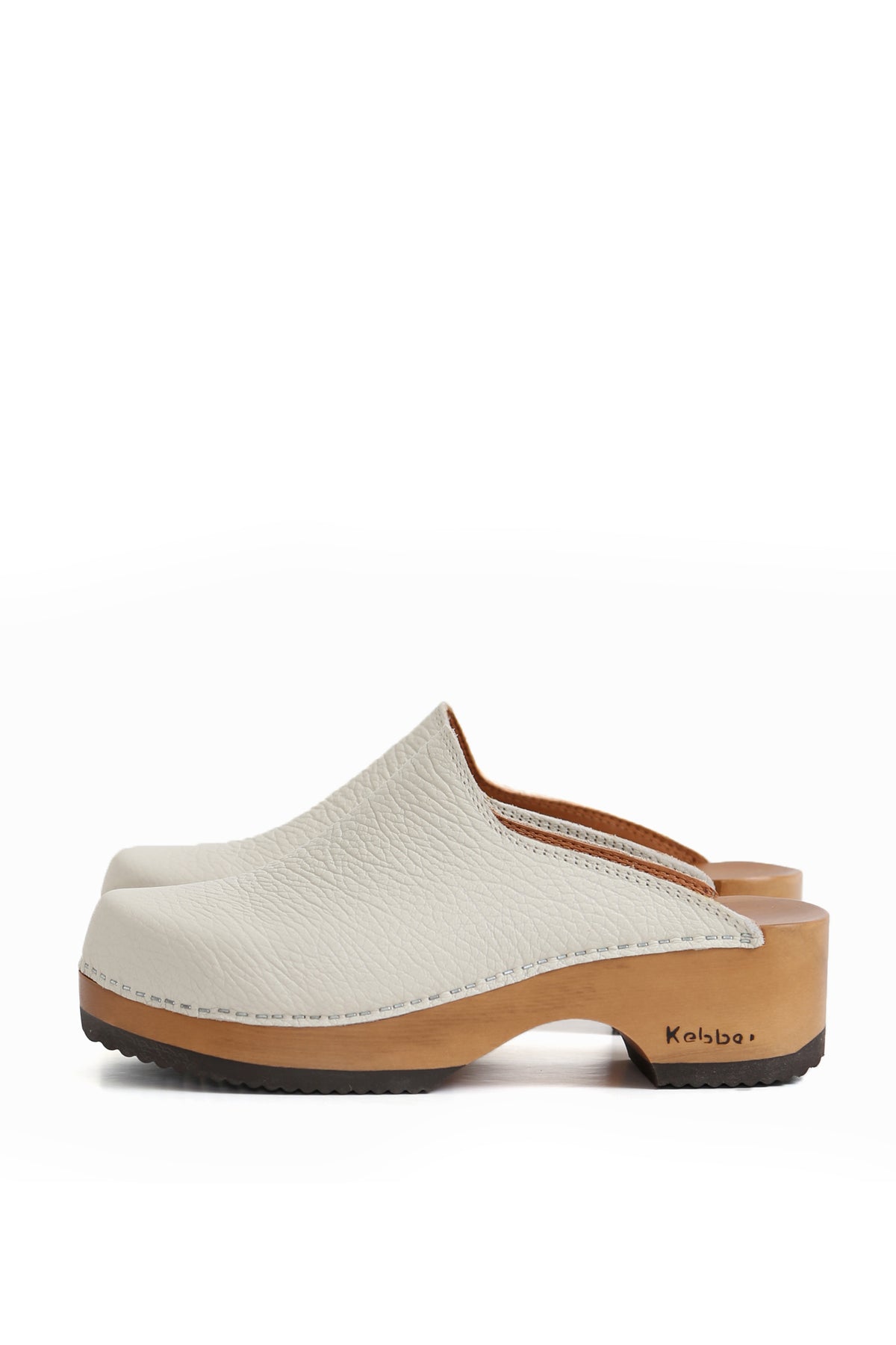 Zuecos de mujer para vestir color marfil con planta anatómica de madera Kebba.