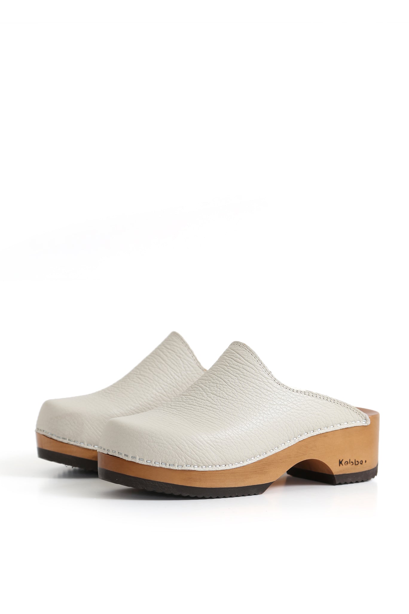 Zuecos de mujer para vestir color marfil con planta anatómica de madera Kebba.