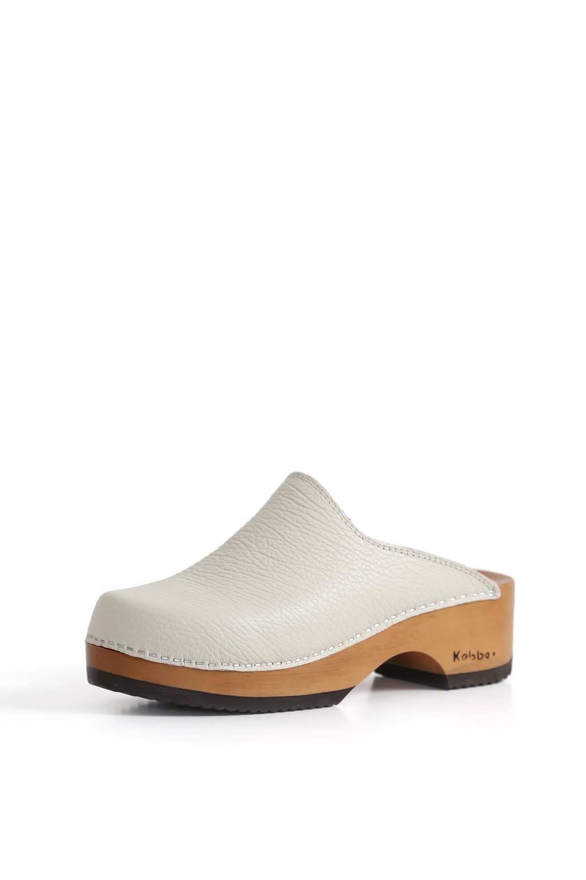 Zuecos Kebba oferta en cuero color marfil con textura floater artesanal.