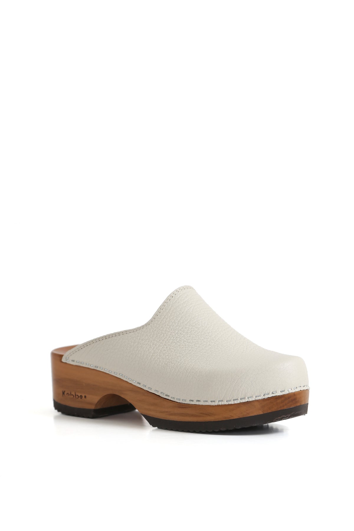 Zapatos anatómicos en cuero marfil con planta de madera hechos a mano.