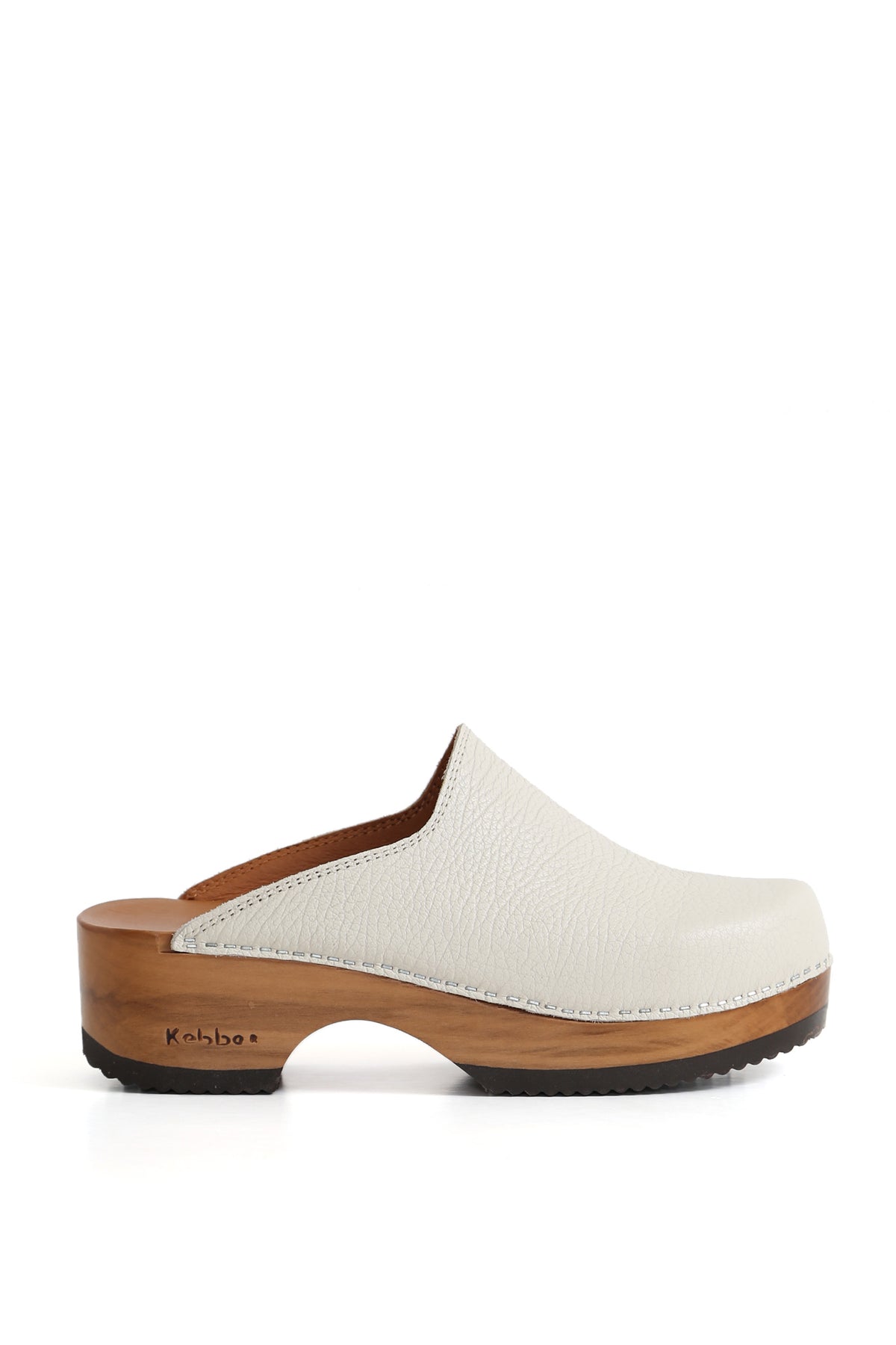 Zuecos artesanales color marfil de cuero floater y estilo minimalista.