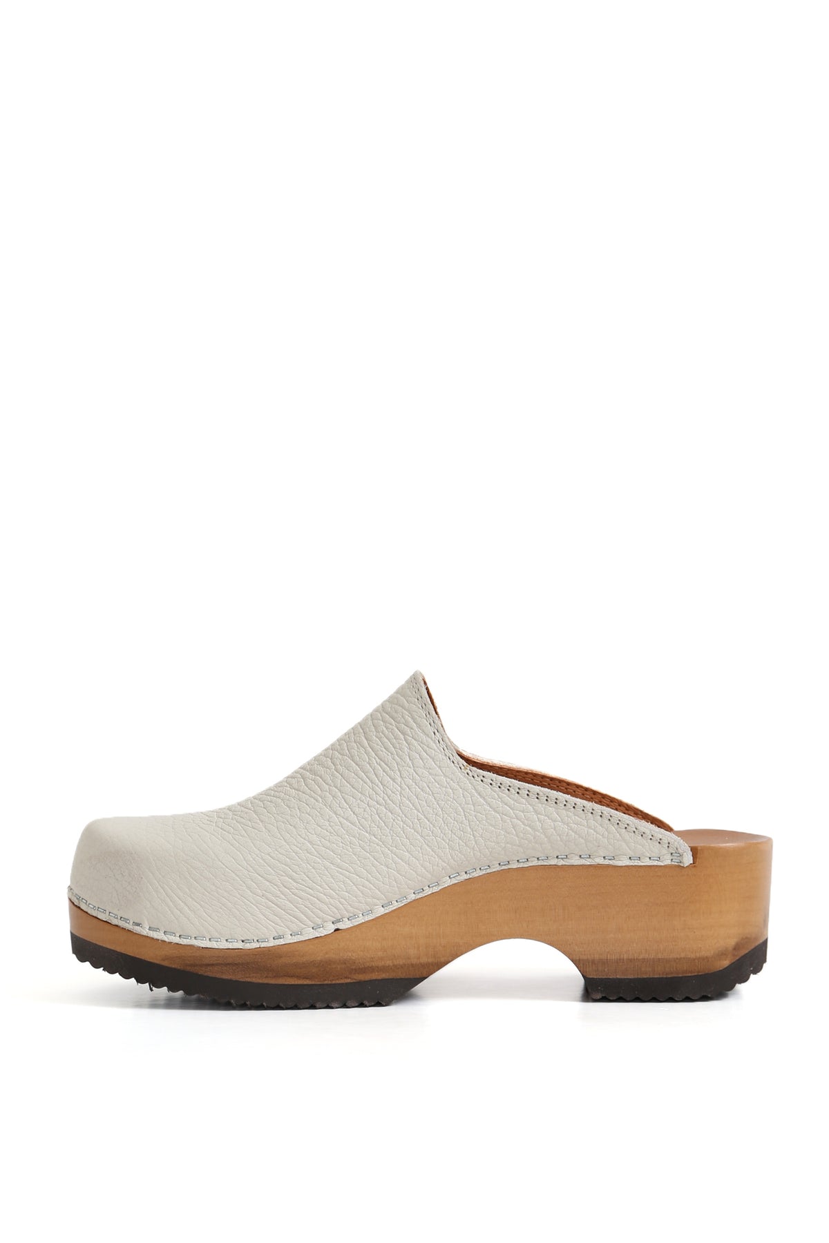 Kebba Clogs marfil, zuecos de mujer de cuero artesanal con suela anatómica.