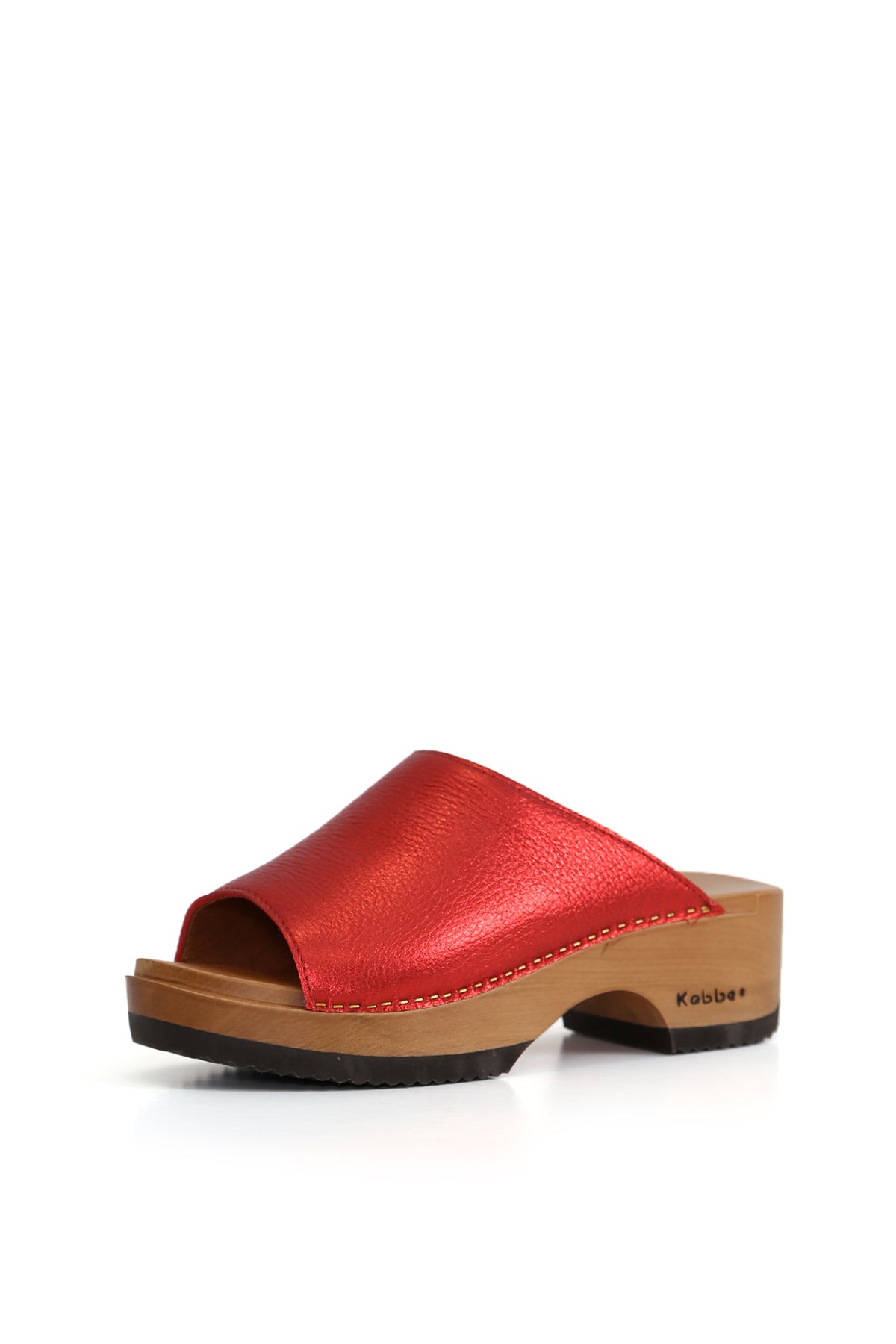 Kebba Clogs modelo Nicanor Floater Rojo, zuecos de cuero metálico con planta anatómica de madera 5 cm, fondo blanco