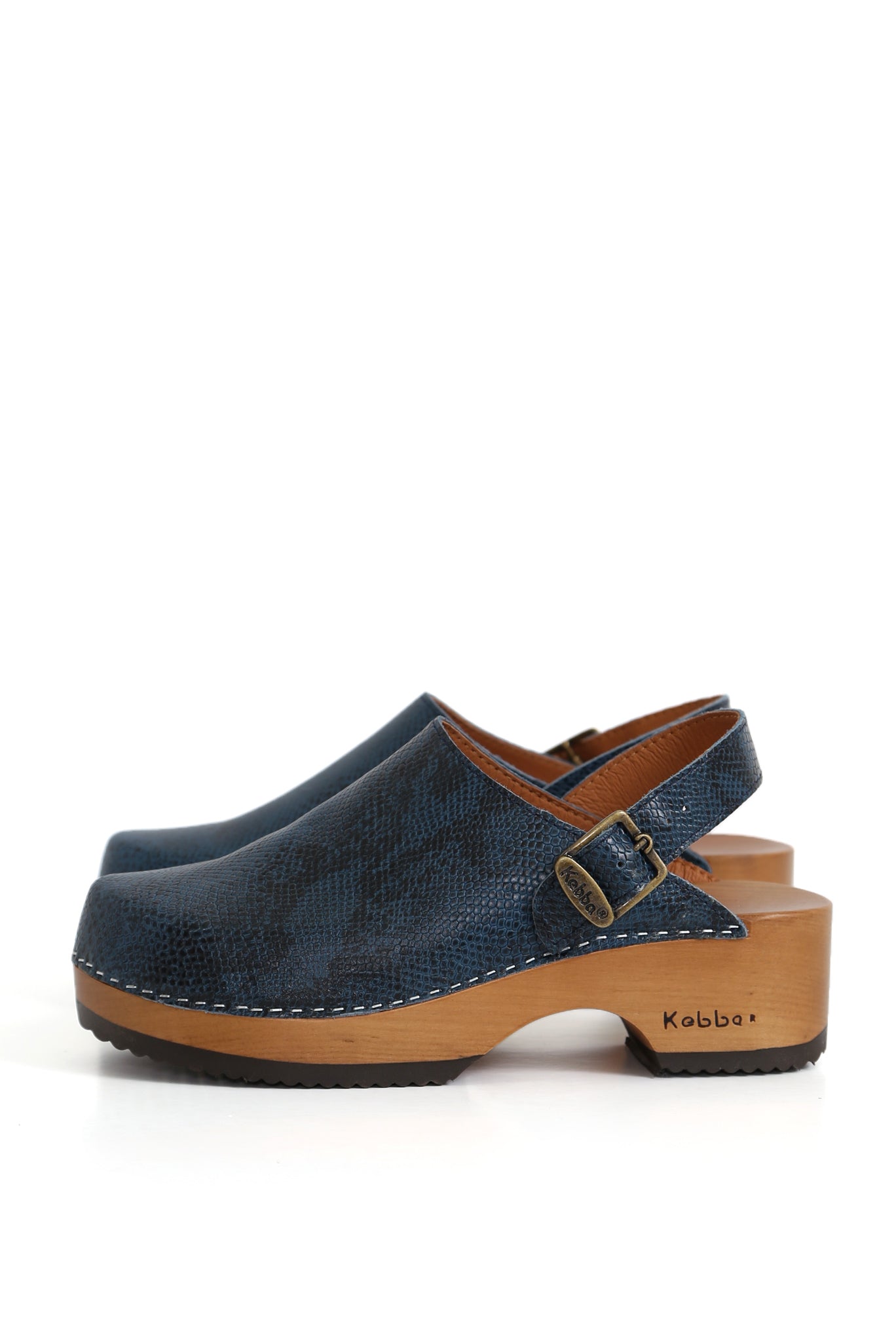 Zuecos de mujer para vestir azules con detalle de cascabel y base firme
