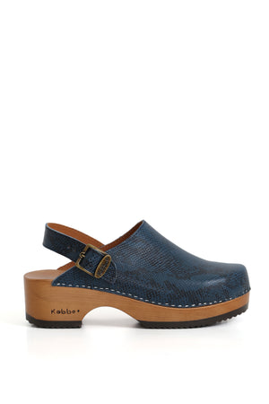 Zuecos artesanales azul intenso con detalle frontal sobre fondo blanco
