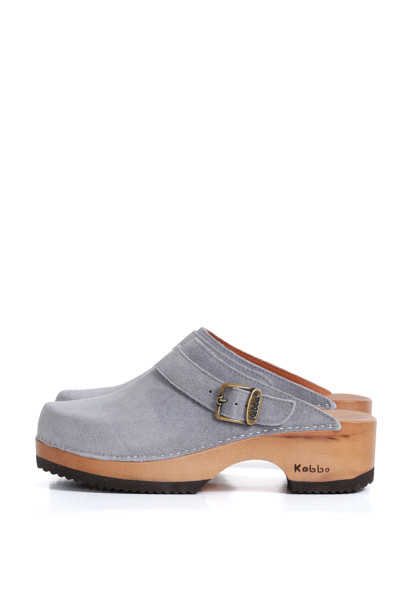 Zuecos de mujer para vestir Cloc Traba en cuero renobuk color perla con planta anatómica Kebba, vista lateral fondo blanco