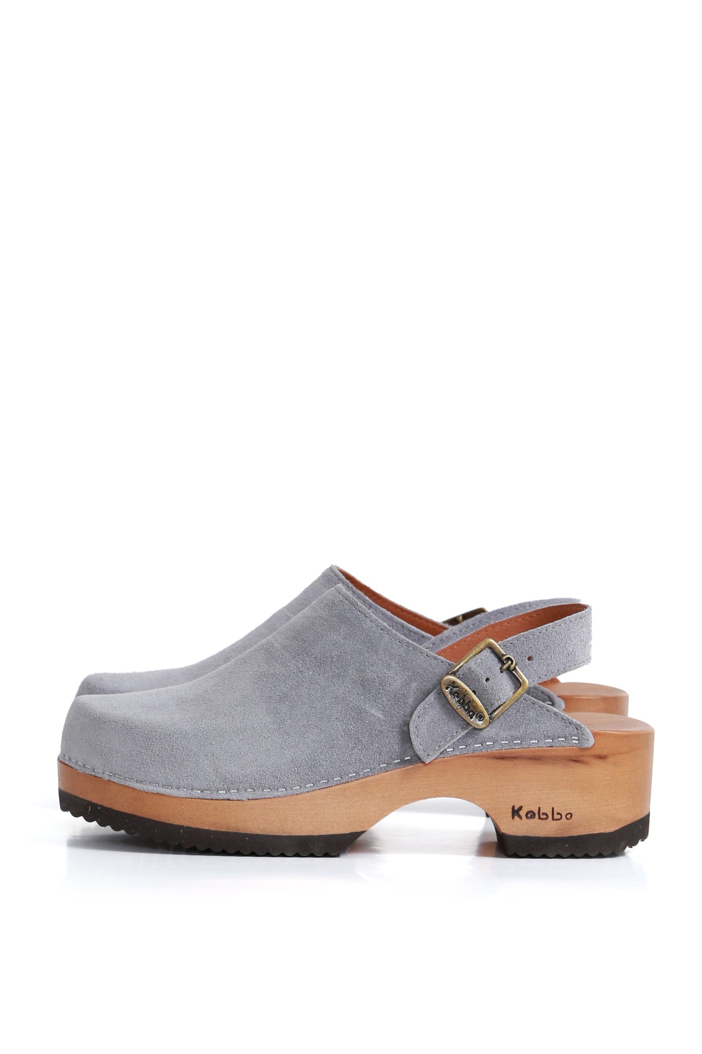 Zuecos de mujer para vestir Cloc Traba en cuero renobuk color perla con planta anatómica Kebba, vista lateral fondo blanco