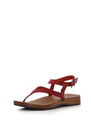 Detalle planta DK anatómica 3,5 cm en madera tepa y perfil de sandalia roja con tachas. Kebba Clogs