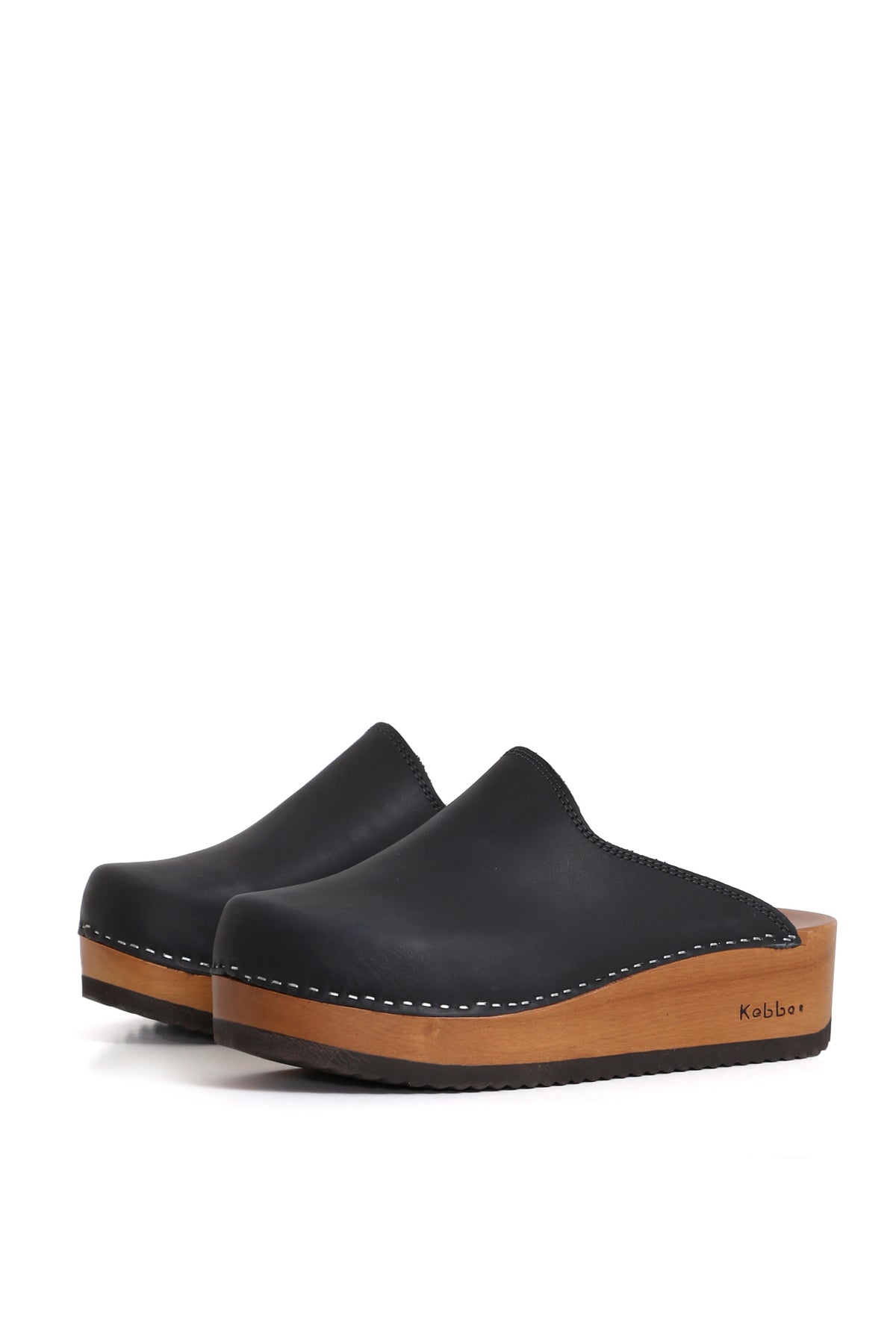 Zuecos artesanales Cloc West Negro, cuero graso negro sin forro y planta anatómica Kebba, vista lateral fondo blanco