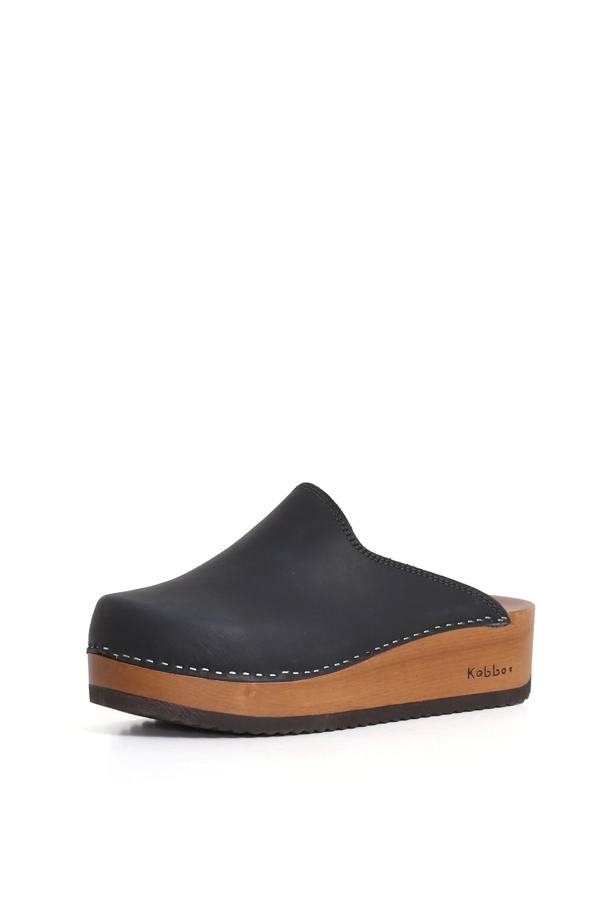 Kebba Clogs Cloc West Negro, zuecos de cuero West opaco y graso con planta anatómica de madera, fondo blanco