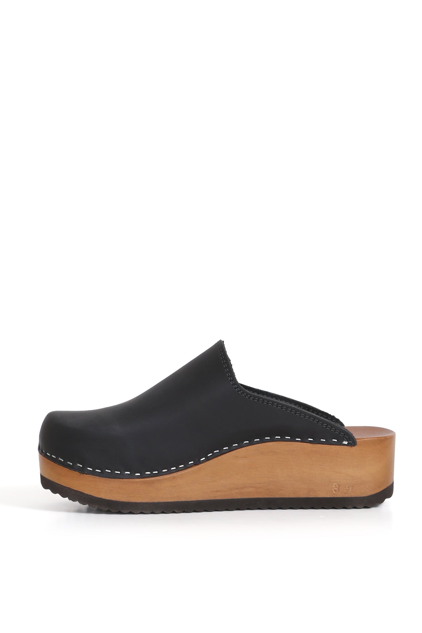 Zuecos artesanales de mujer Cloc West Negro, diseño en cuero opaco graso con planta anatómica Kebba, fondo blanco