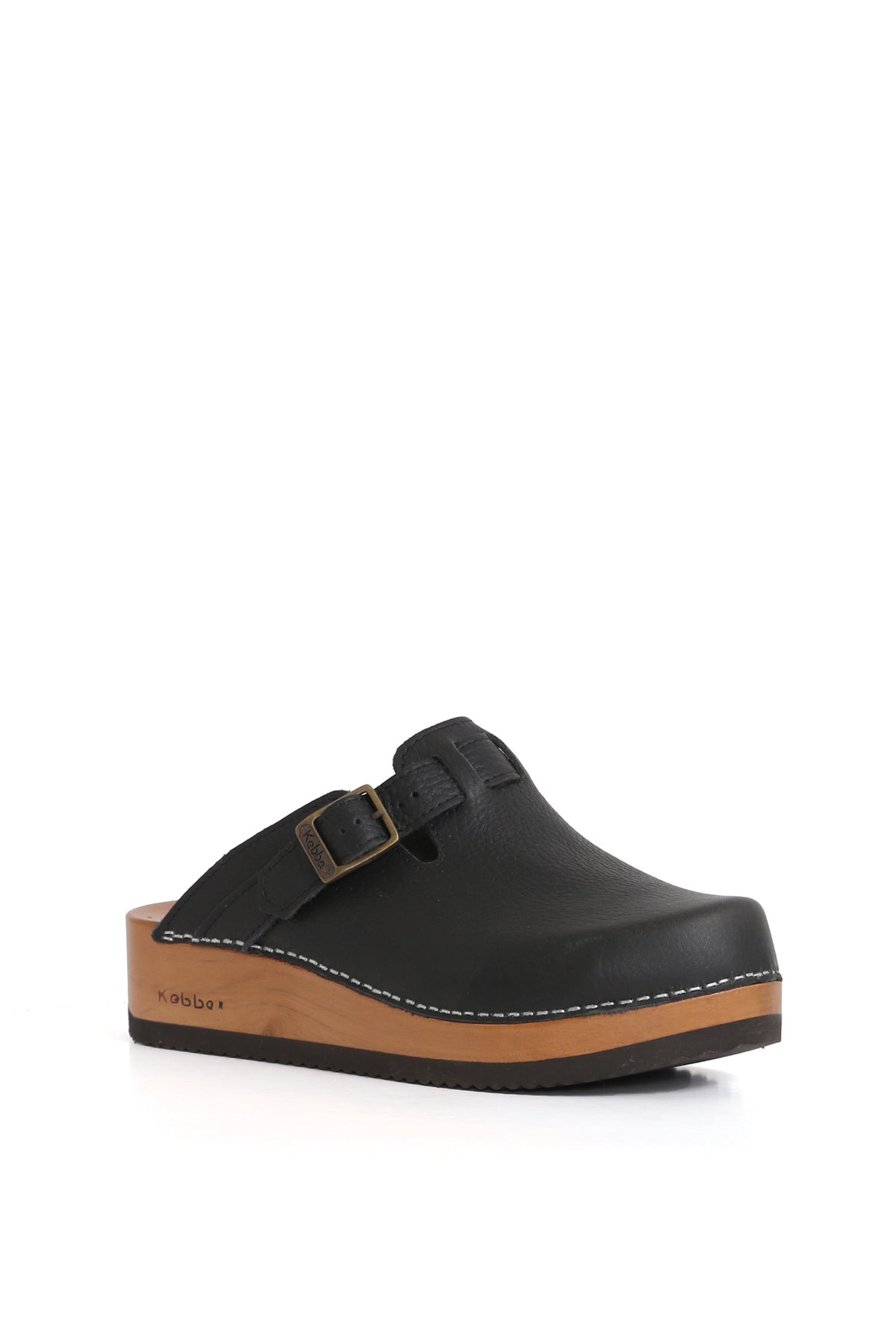 Zueco artesanal Kebba Riemen, fabricado en cuero Texas negro liso y resistente. Planta anatómica de madera Tepa de 5 cm. Imagen frontal sobre fondo blanco. Piezas únicas en colecciones limitadas. Hecho a mano en Villarrica. Kebba: tradición y herencia en tus manos