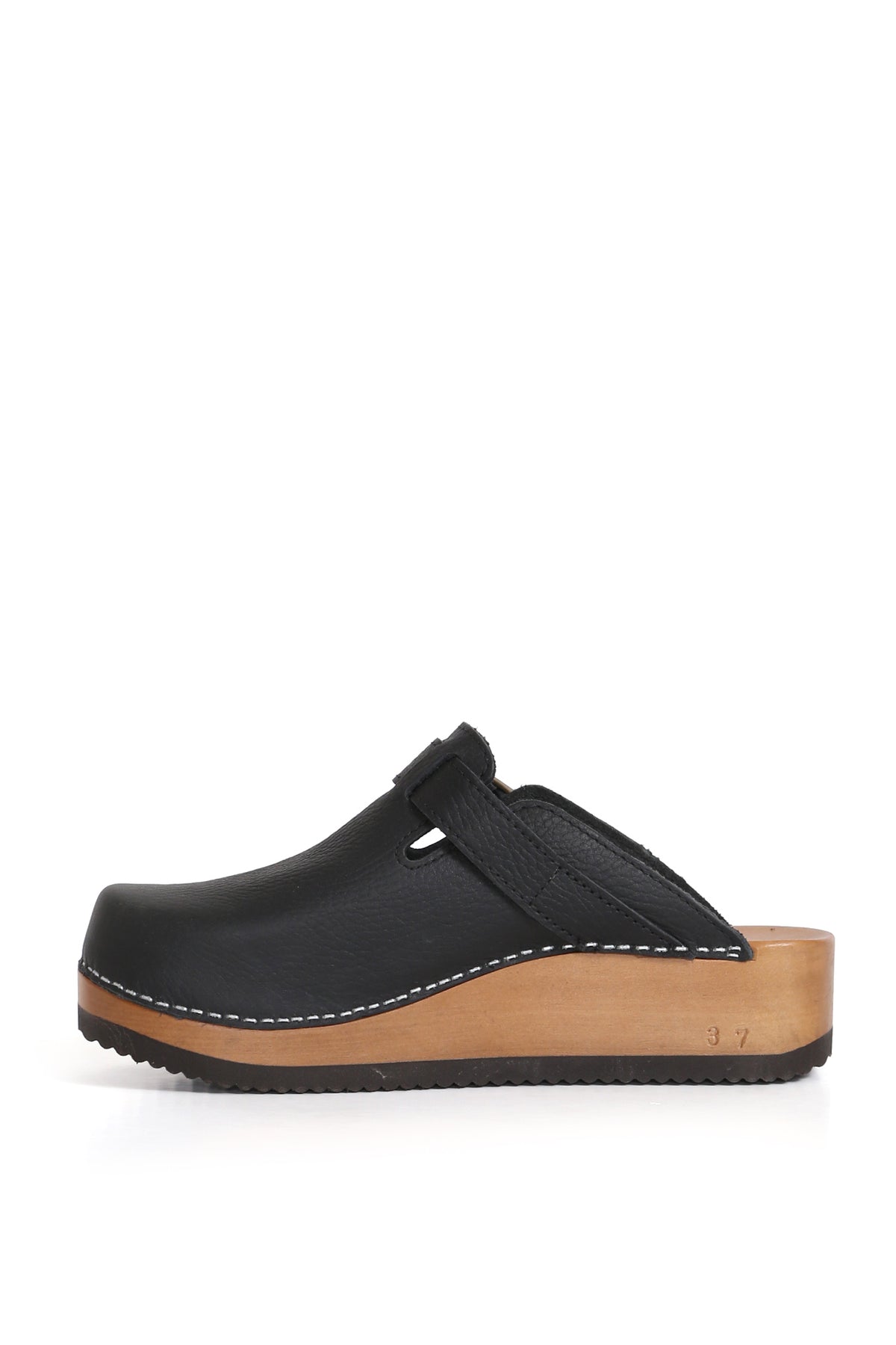 Zueco tradicional Kebba Riemen Texas Negro en cuero vacuno liso. Suela anatómica de madera Tepa de 5 cm y ajuste de empeine. Imagen trasera sobre fondo blanco. Piezas únicas en colecciones limitadas. Hecho a mano en Villarrica. Kebba: tradición y herencia en tus manos