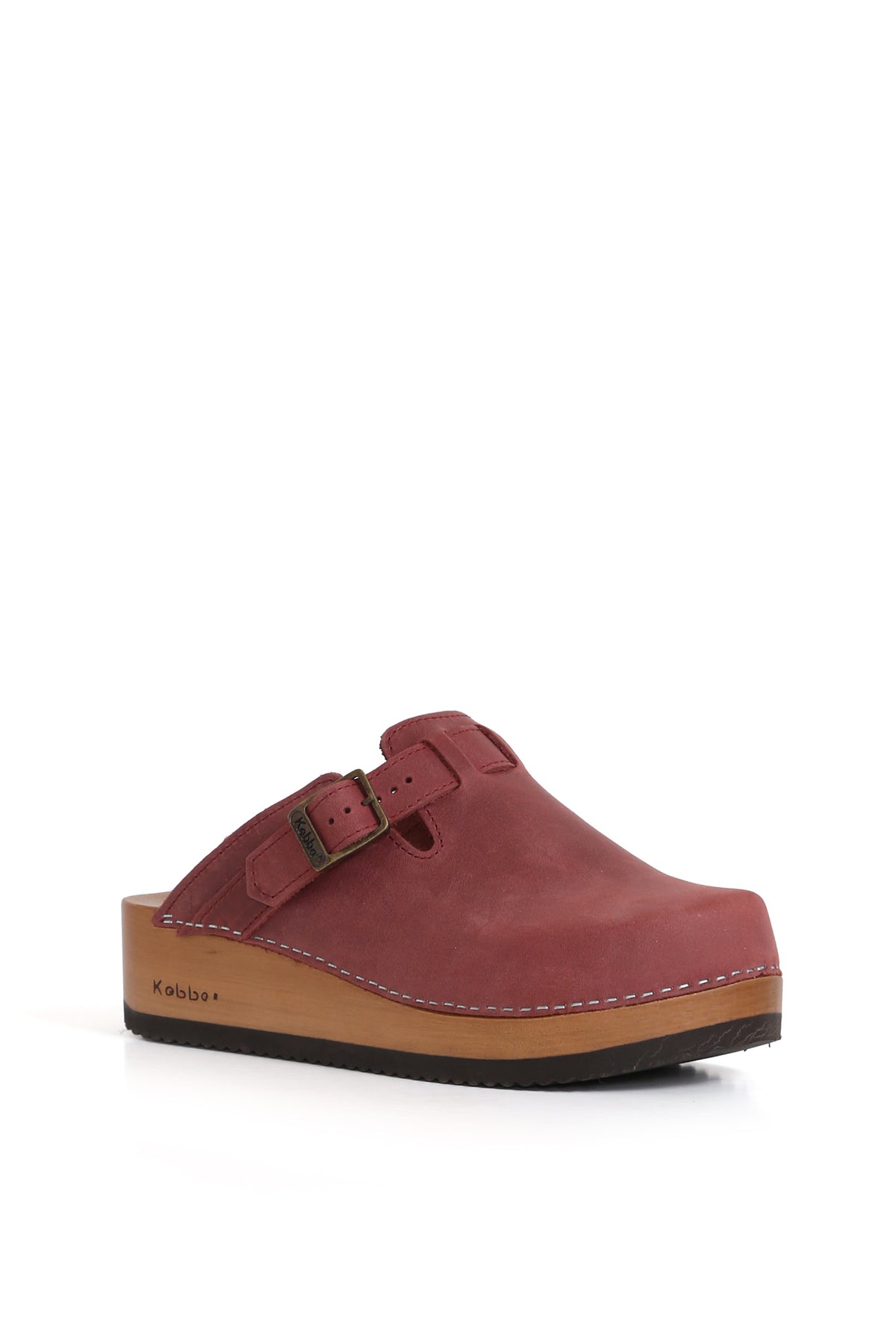Zueco artesanal Kebba color guinda, fabricado en cuero West opaco. Planta anatómica de madera nativa con 5 cm de altura. Imagen frontal sobre fondo blanco. Piezas únicas en colecciones limitadas. Hecho a mano en Villarrica. Kebba: tradición y herencia en tus mano