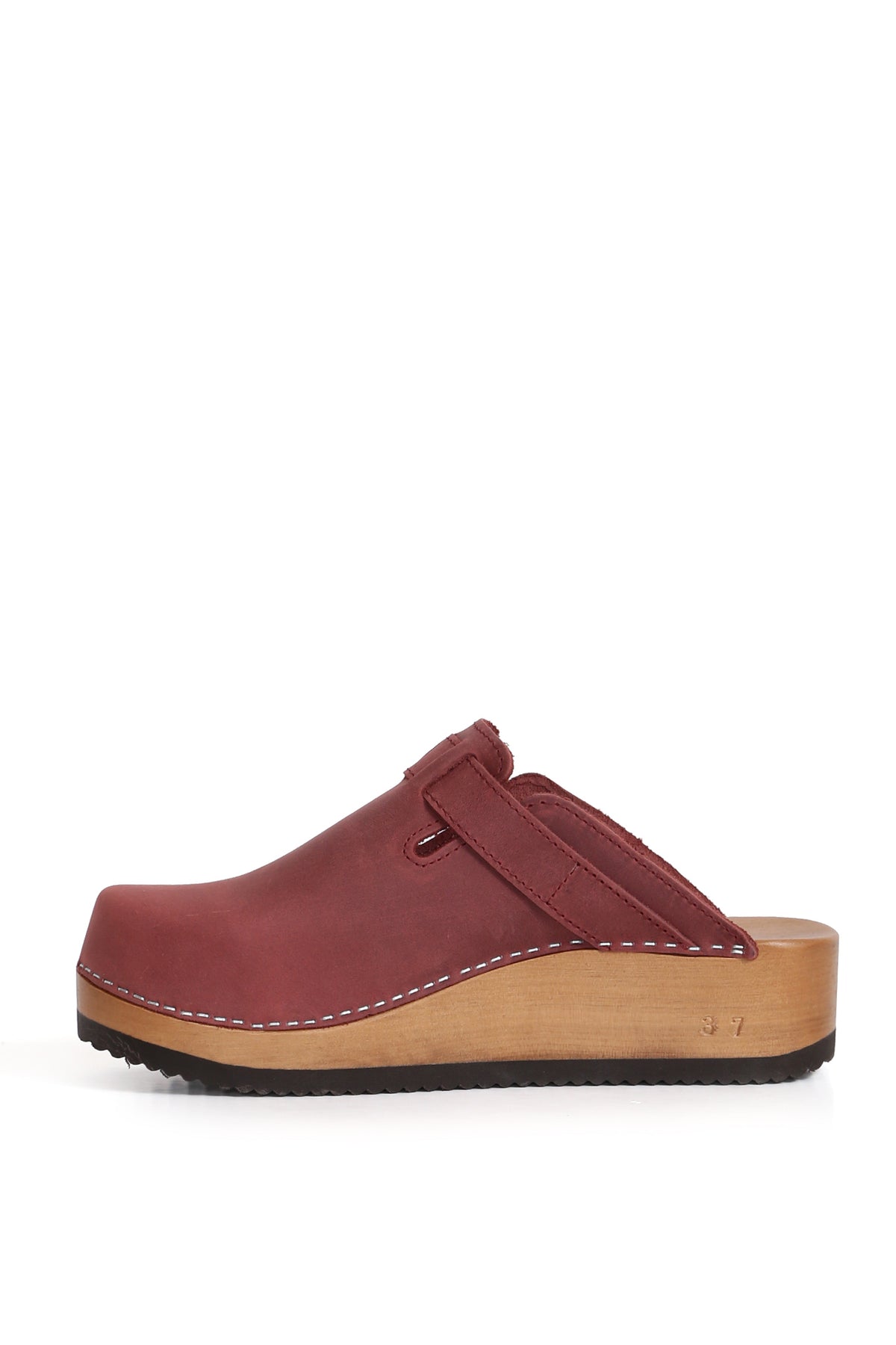 Zueco Kebba tradicional en cuero West guinda, diseño rústico y opaco. Planta anatómica de madera nativa con 5 cm de altura. Imagen trasera sobre fondo blanco. Piezas únicas en colecciones limitadas. Hecho a mano en Villarrica. Kebba: tradición y herencia en tus manos