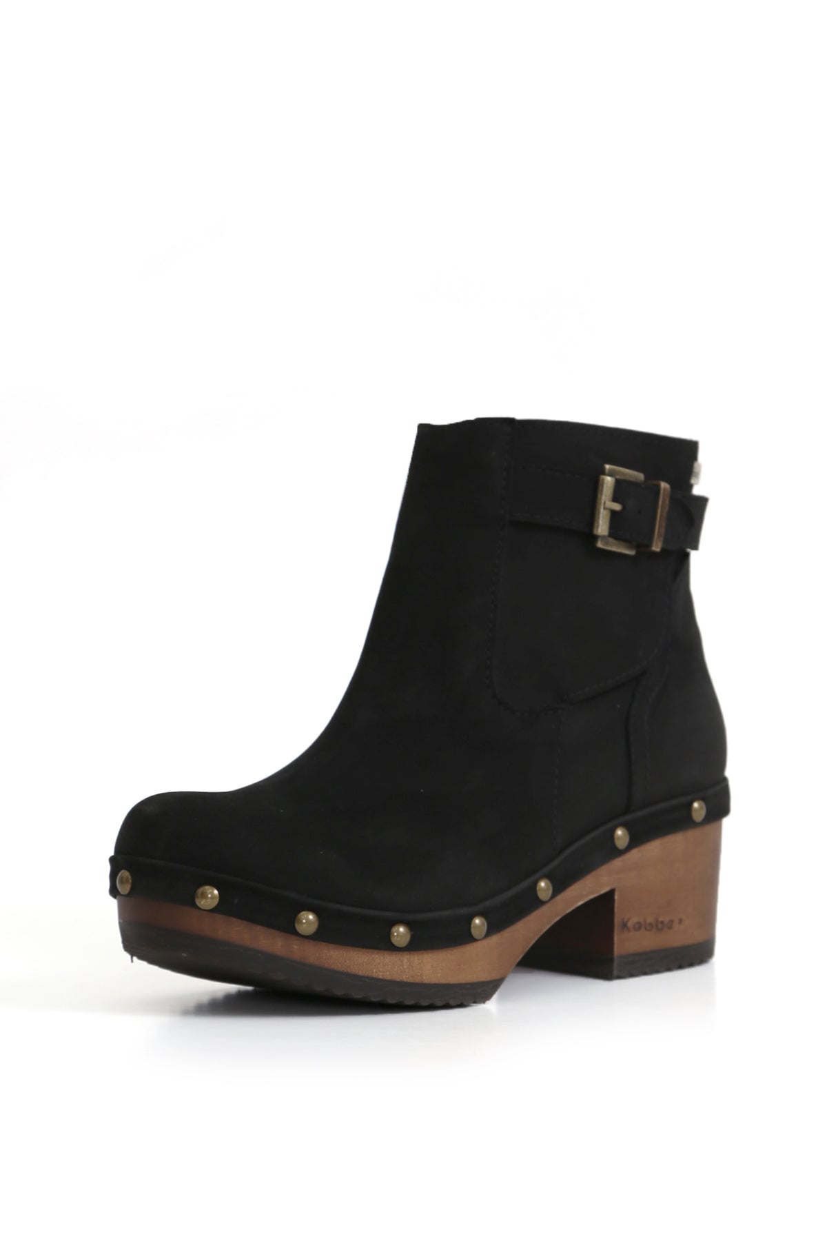 Botín KEBBA Lucas Oil Negro, con detalle de correa superior. Muestra la plataforma o taco de madera de 6 cm, característico del diseño LOICA.