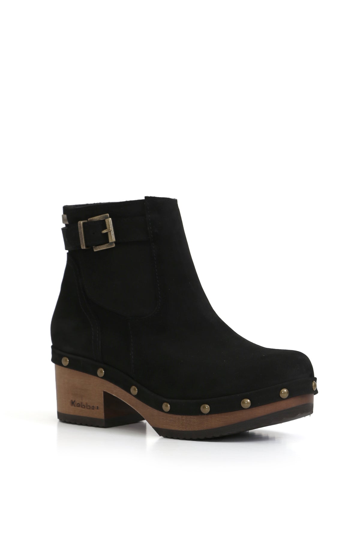 Fotografía de estudio de un botín negro de cuero artesanal. Énfasis en la calidad y el acabado del calzado hecho a mano en Chile.