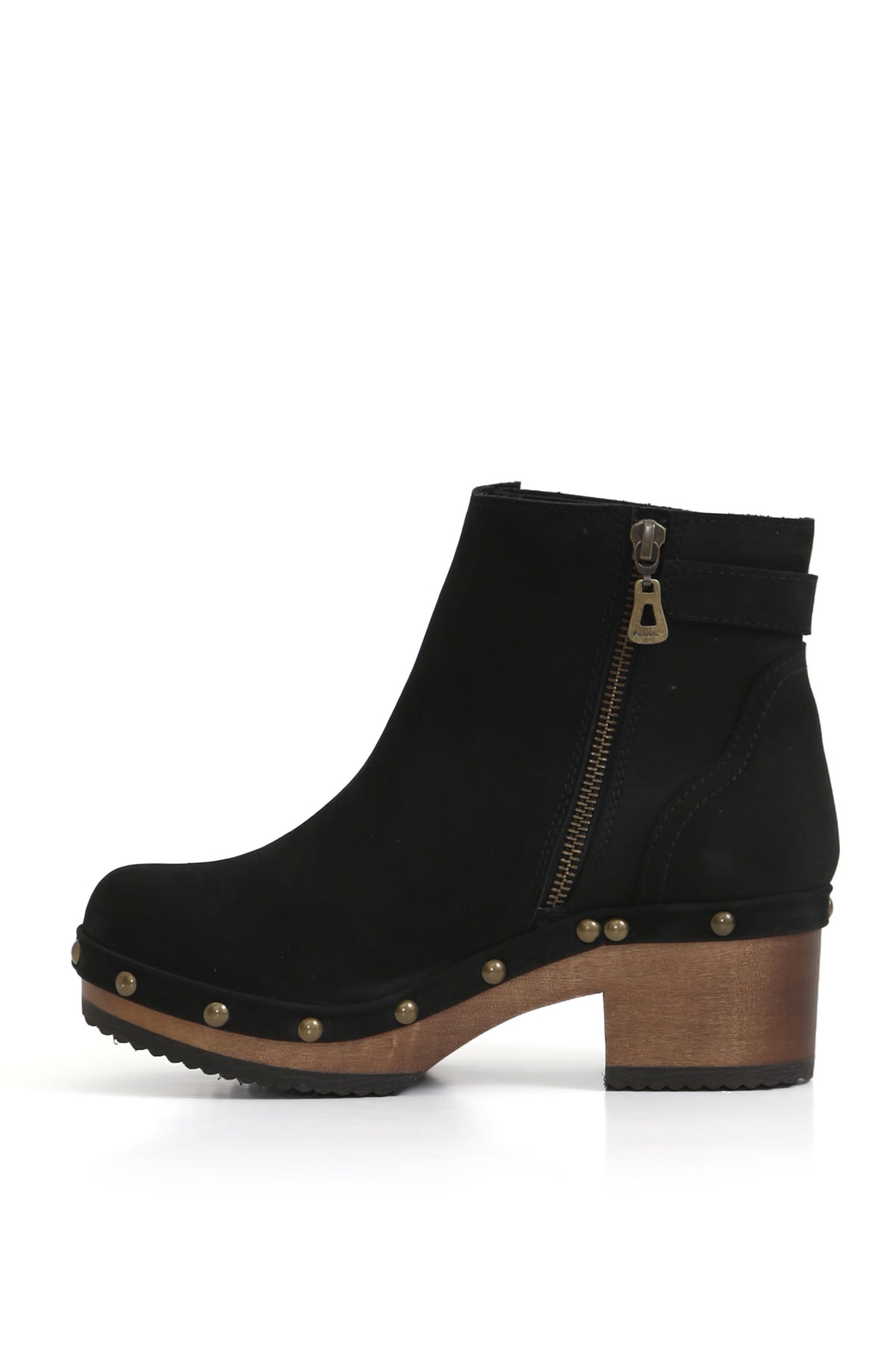 Botín Loica Negro de cuero 100% vacuno. Se aprecia el contraste entre la capellada negra y la suela de diseño robusto.