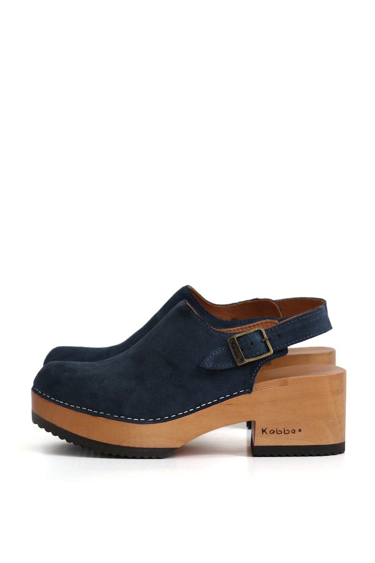 Zuecos de mujer para vestir Noelia Indigo en cuero renobuk azul con planta anatómica Loica 6 cm, fondo blanco
