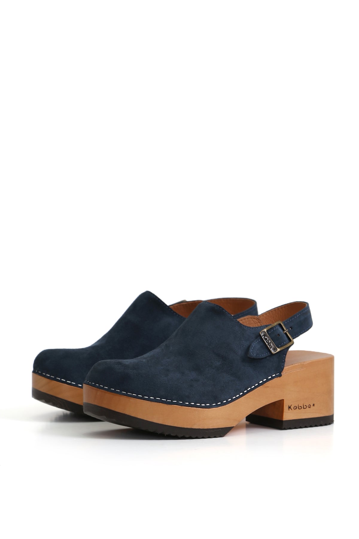 Sandalia tipo zueco Noelia Indigo en cuero azul renobuk con planta de madera anatómica, vista lateral fondo blanco