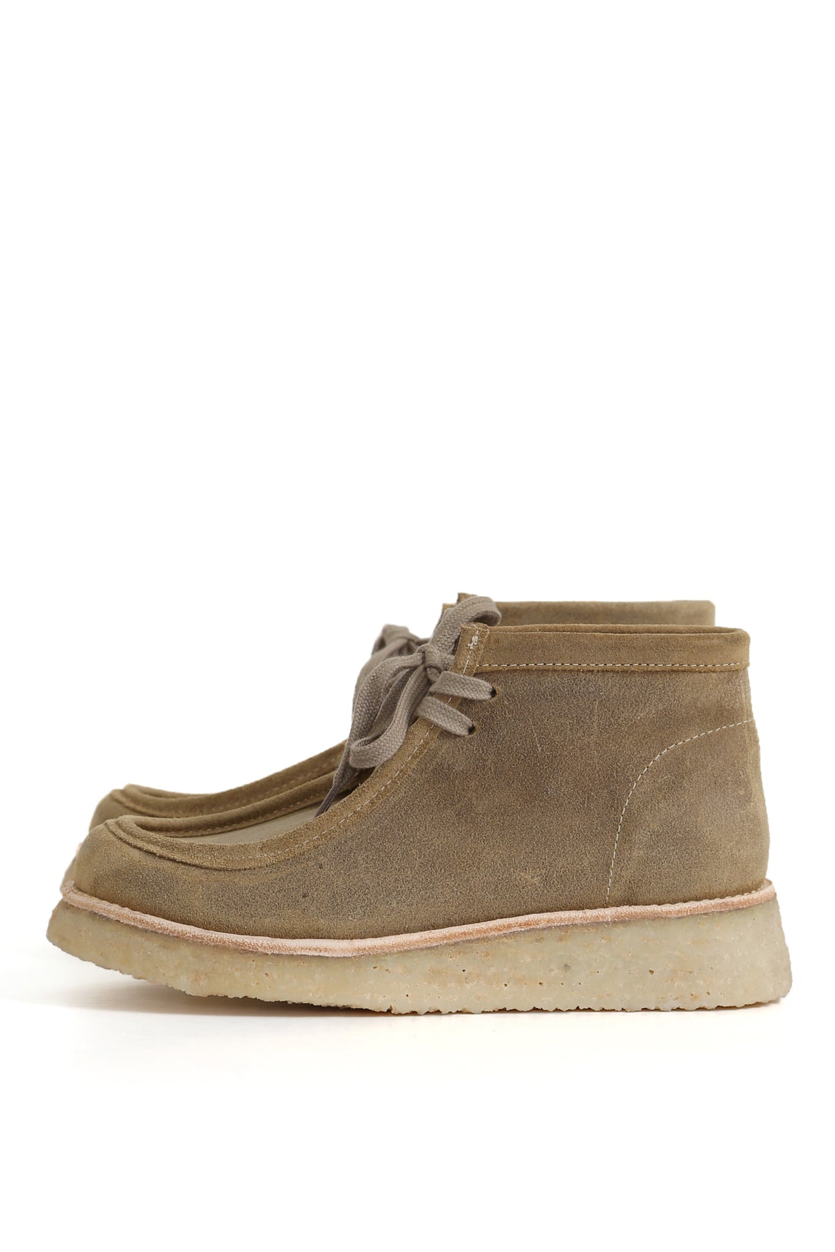Botín wallabee de gamuza tono tierra con cordones y suela crepé, perfil lateral, fondo blanco. zapatos anatómicos
