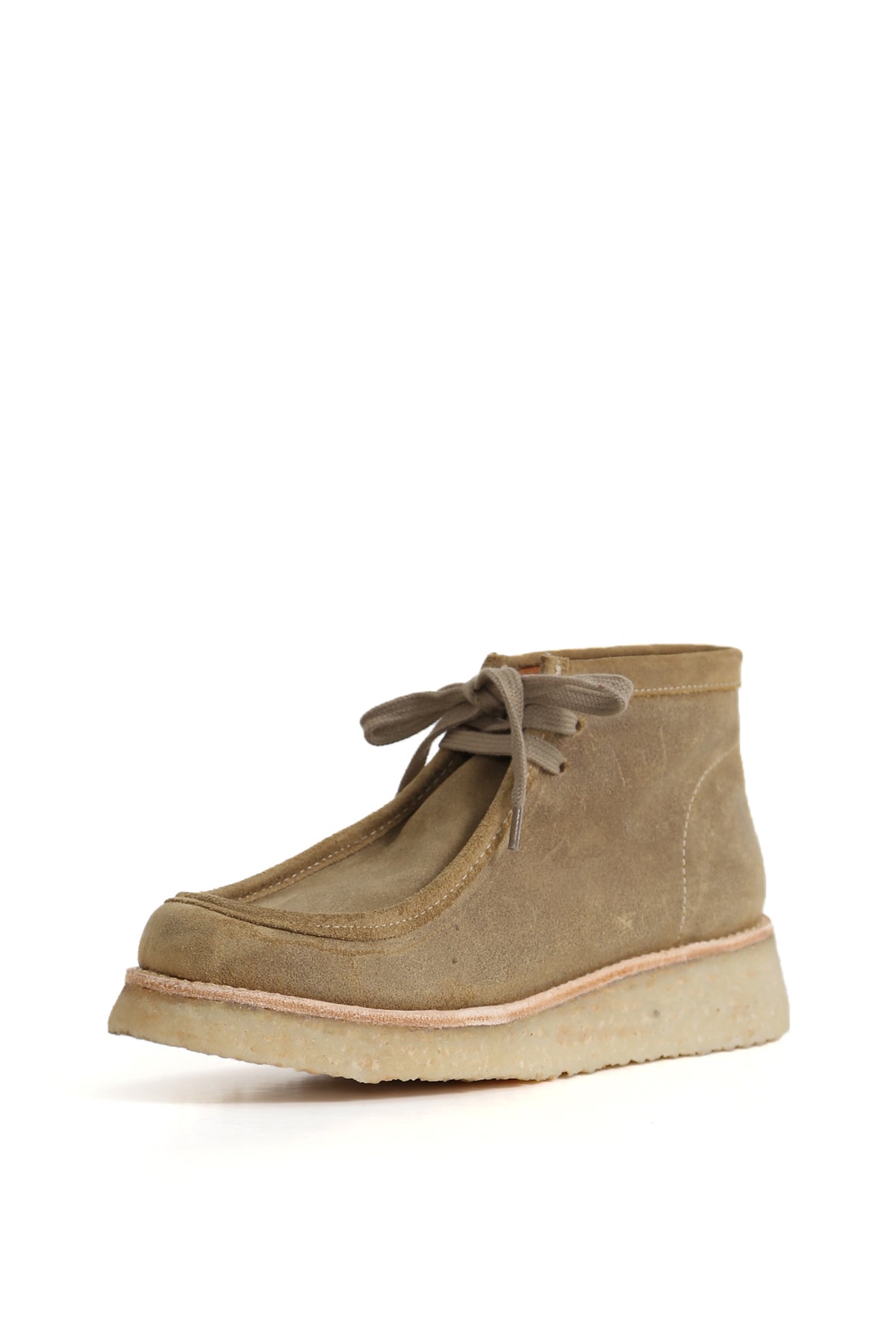 Botín de gamuza tono oliva con cordones; base crepé clara y costuras, vista lateral. zuecos artesanales