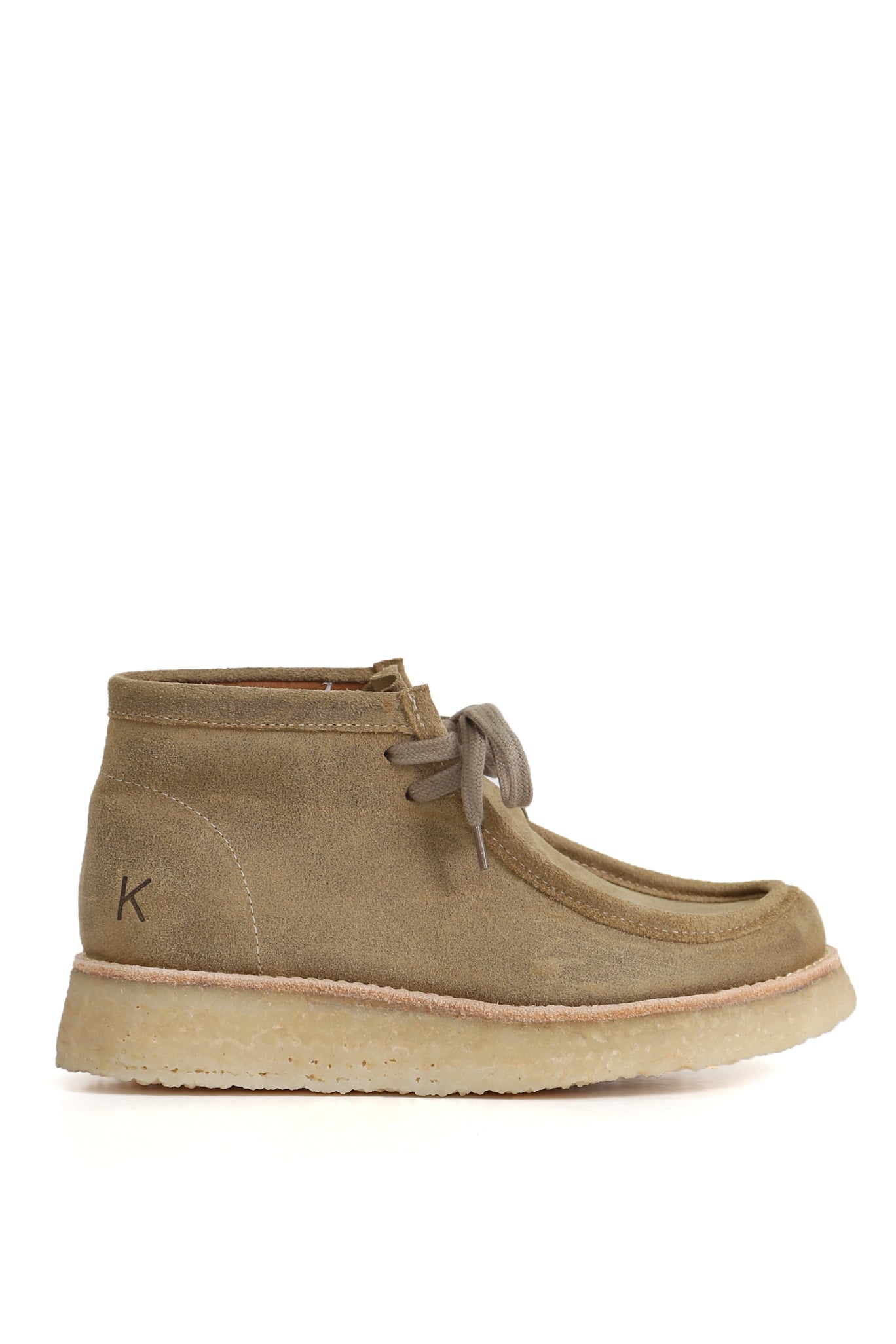 Botín wallabee en gamuza beige con cordones y suela crepé; estilo Kebba junto a zuecos de mujer para vestir
