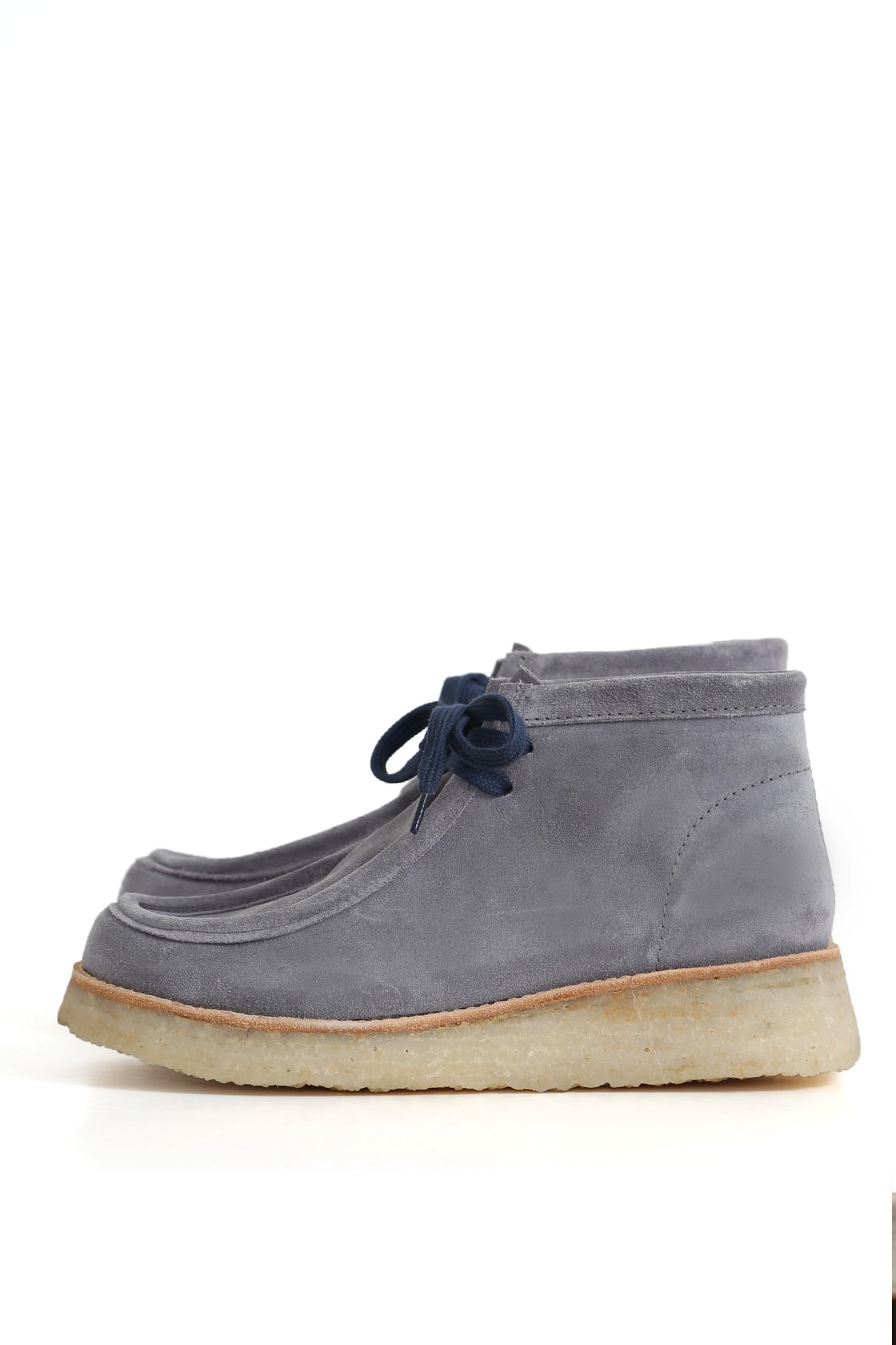 botín wallabee gris perla en renobuk con cordones azules y suela crepé, vista lateral. zapatos anatómicos
