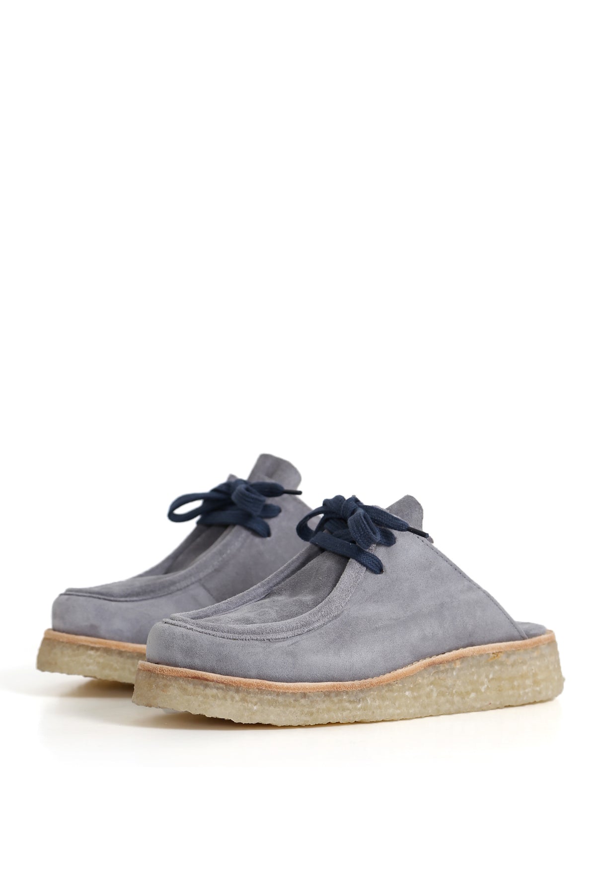 Zuecos artesanales renobuk perla, destalonados con suela crepé, ángulo tres cuartos.