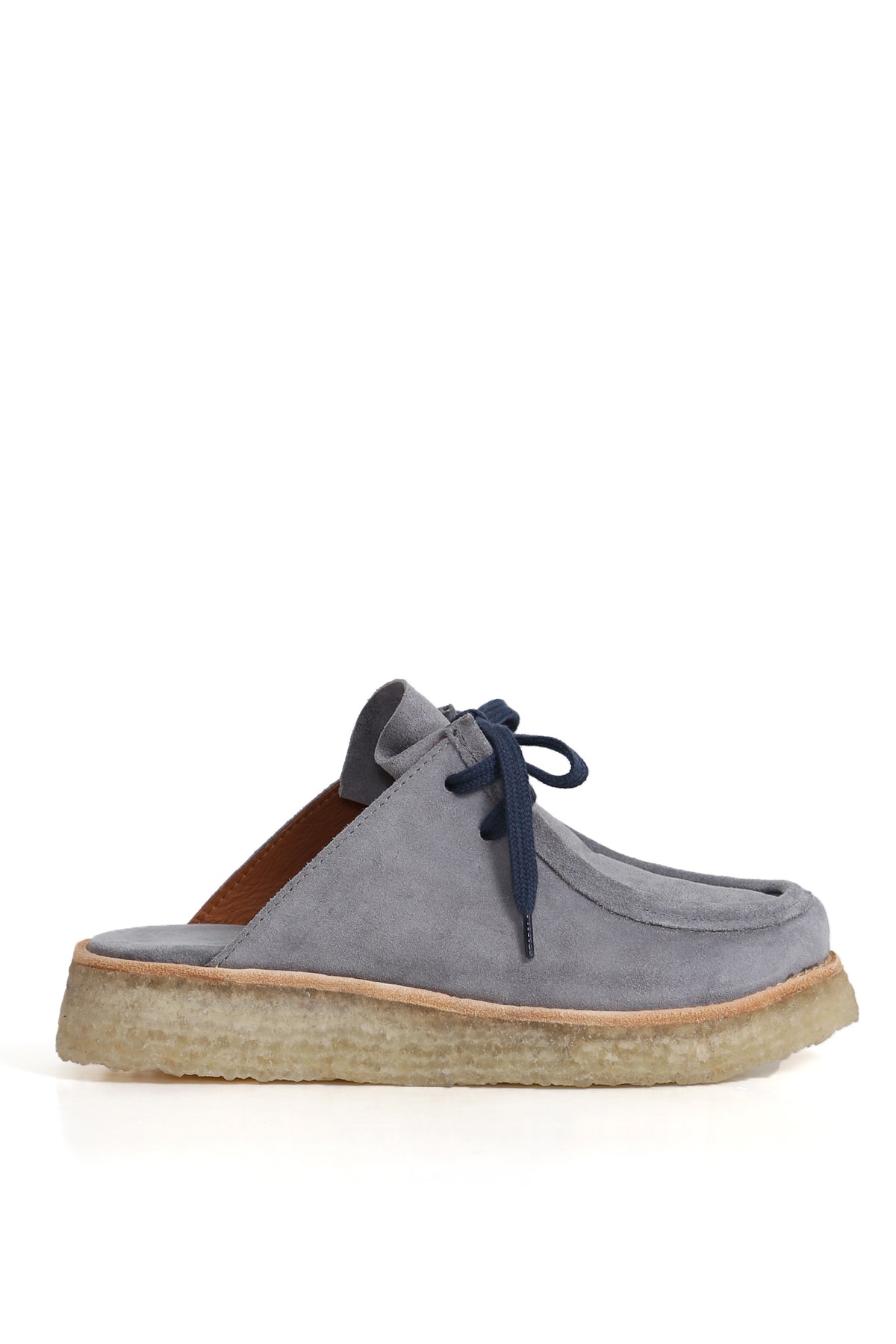 Detalle punta y cordones azul marino, renobuk perla, suela crepé, Kebba Clogs.