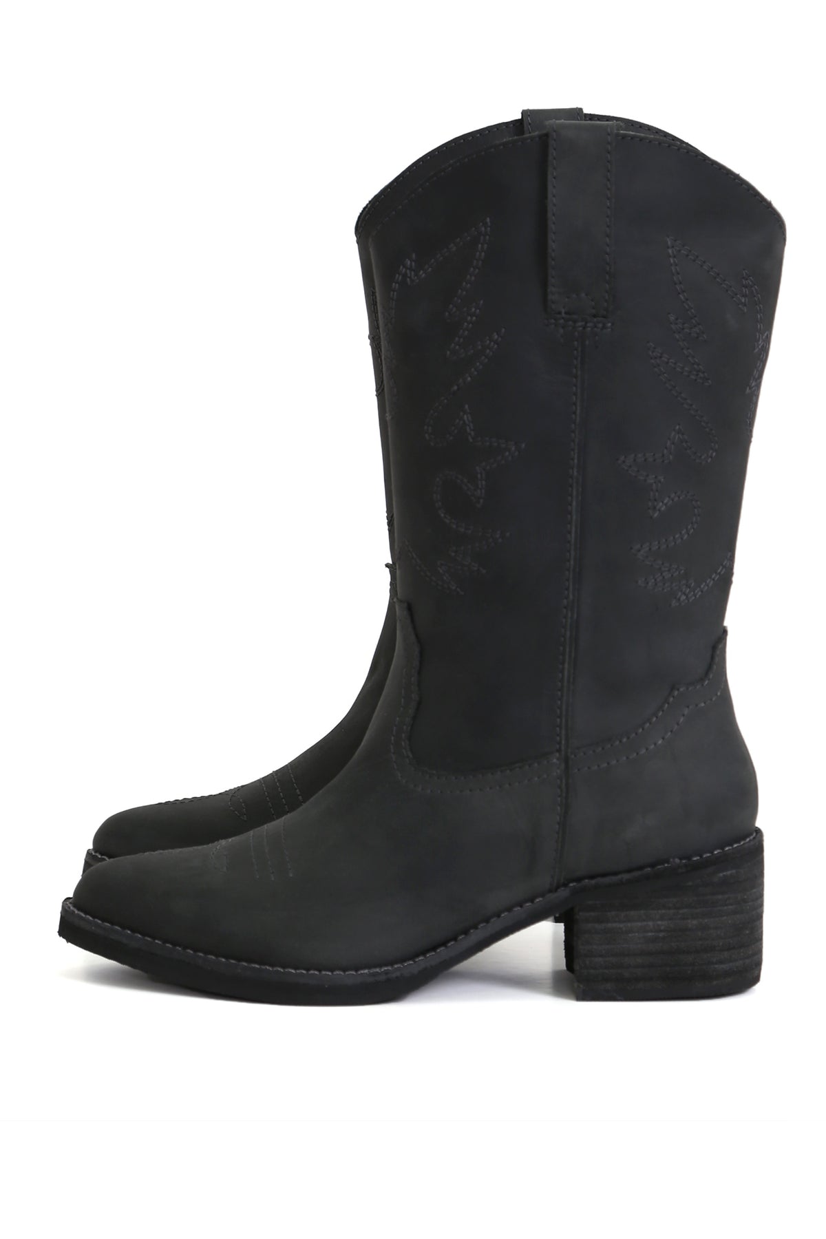 Bota vaquera Nicolasa Nacho West negra en cuero graso opaco con planta anatómica y taco 5 cm, vista lateral fondo blanco