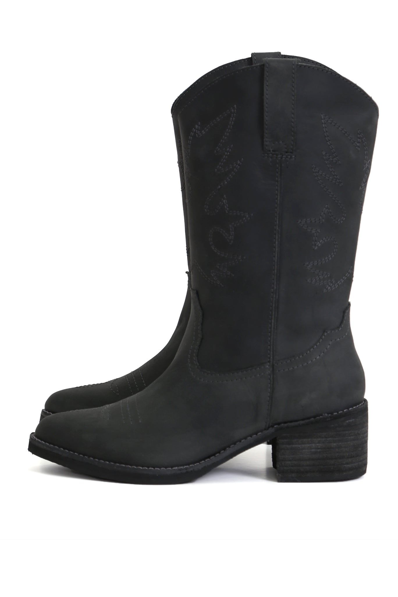 Bota vaquera Nicolasa Nacho West negra en cuero graso opaco con planta anatómica y taco 5 cm, vista lateral fondo blanco