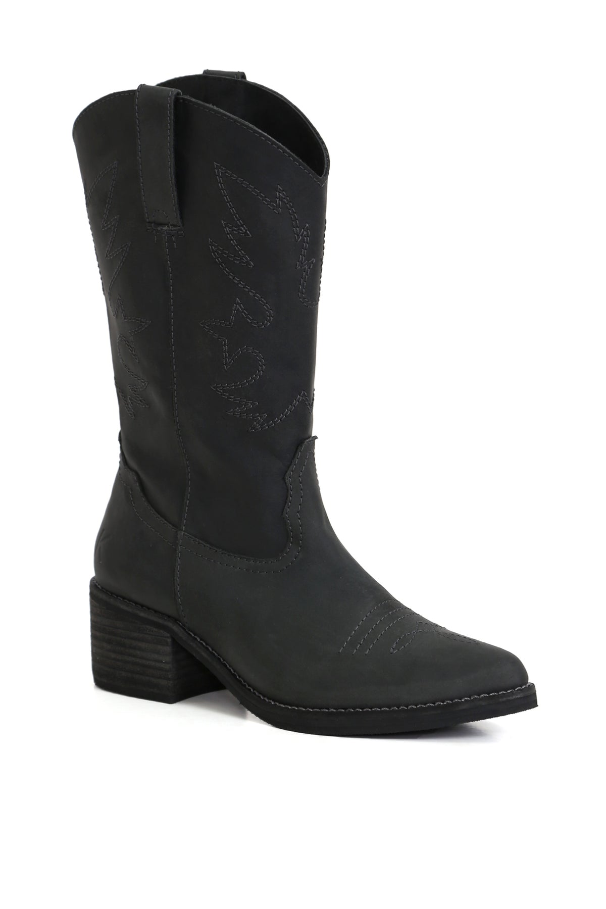 Bota Nicolasa Nacho West negra en cuero graso con diseño artesanal sin cierre y suela anatómica, detalle lateral fondo blanco