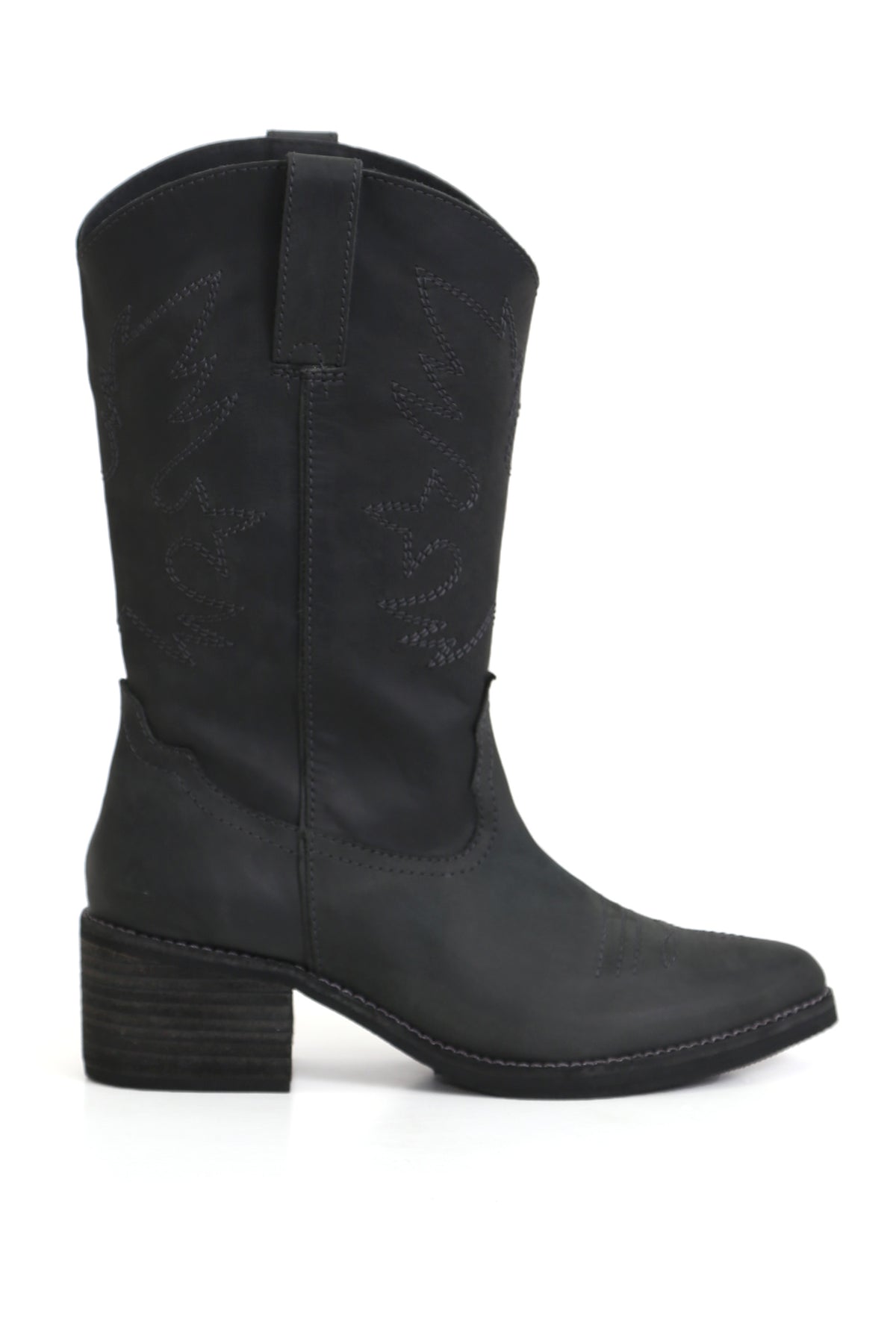 Botas Kebba oferta Nicolasa Nacho West negras de cuero graso opaco con planta anatómica y taco medio, par completo sobre fondo blanco