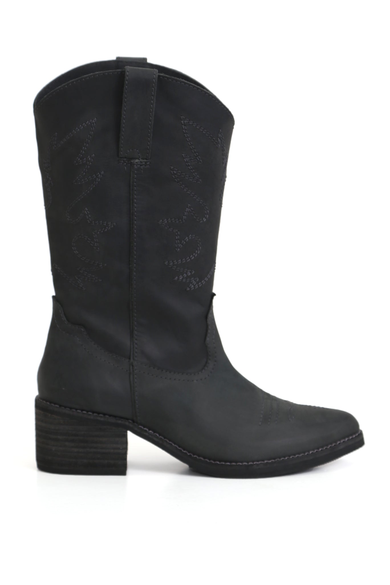 Botas Kebba oferta Nicolasa Nacho West negras de cuero graso opaco con planta anatómica y taco medio, par completo sobre fondo blanco