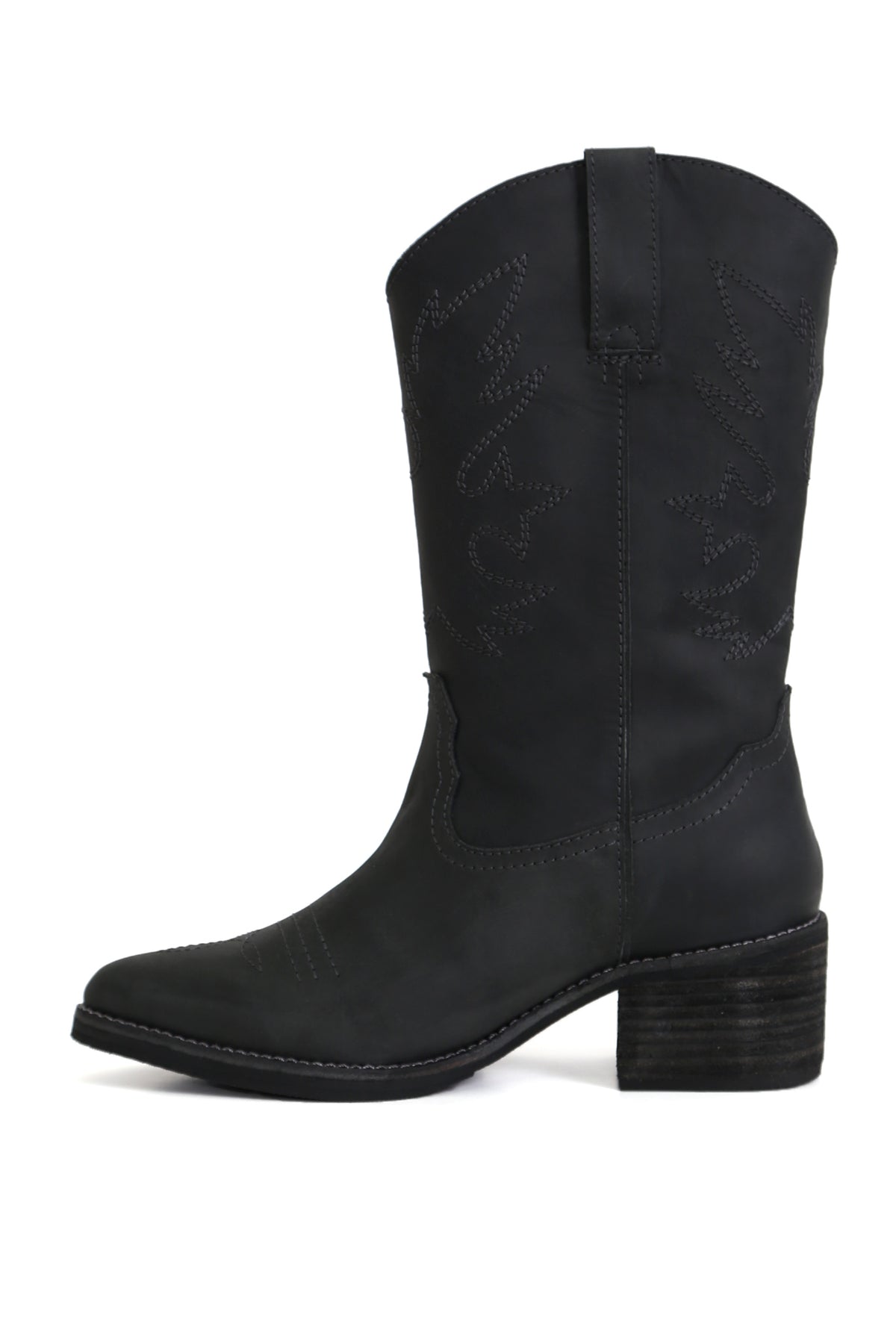 Bota artesanal Nicolasa Nacho West negra en cuero graso opaco con planta Nicolasa y taco anatómico 5 cm, detalle elegante fondo blanco