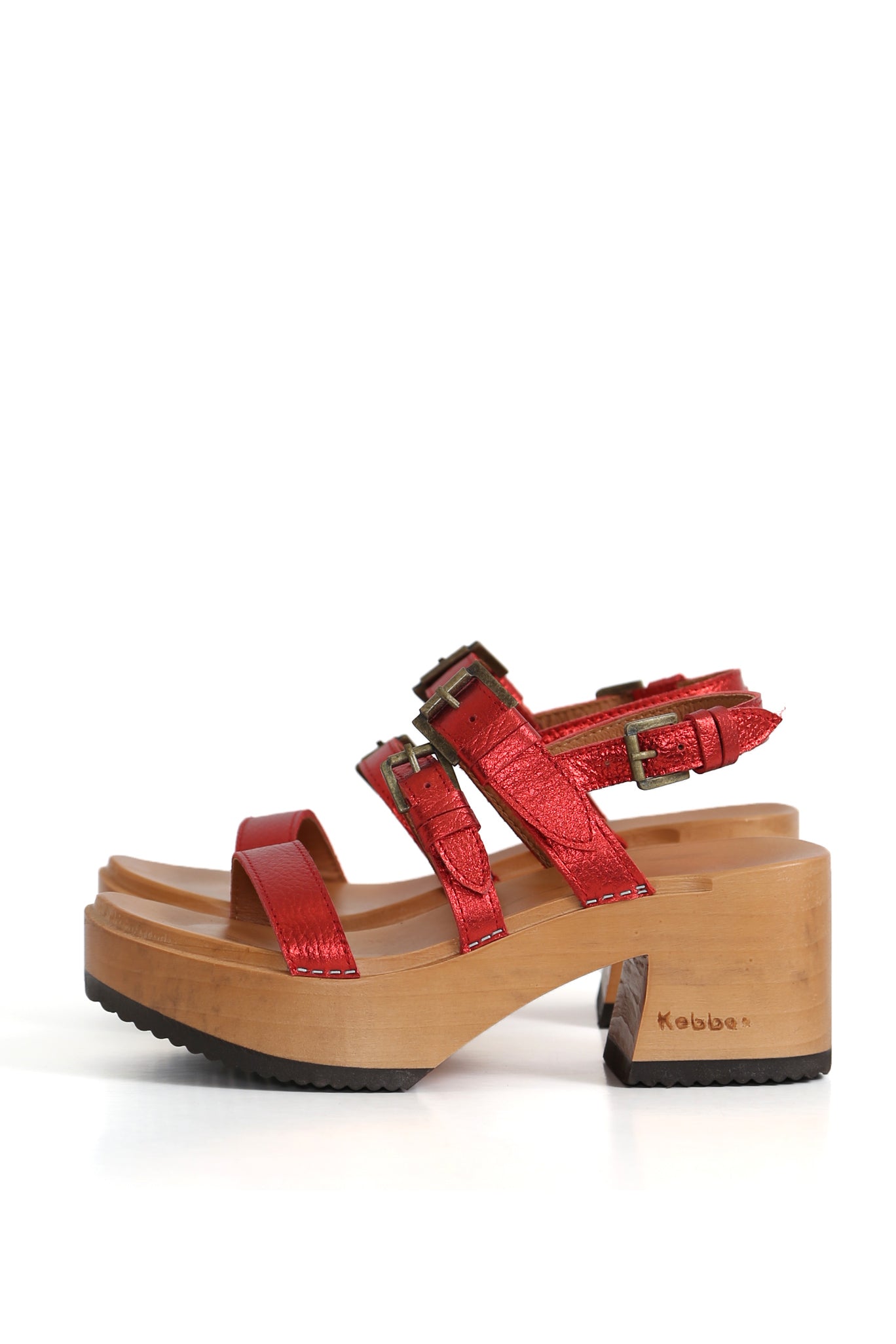 	5.	Sandalia roja tipo zueco artesanal con base anatómica y acabado brillante.
