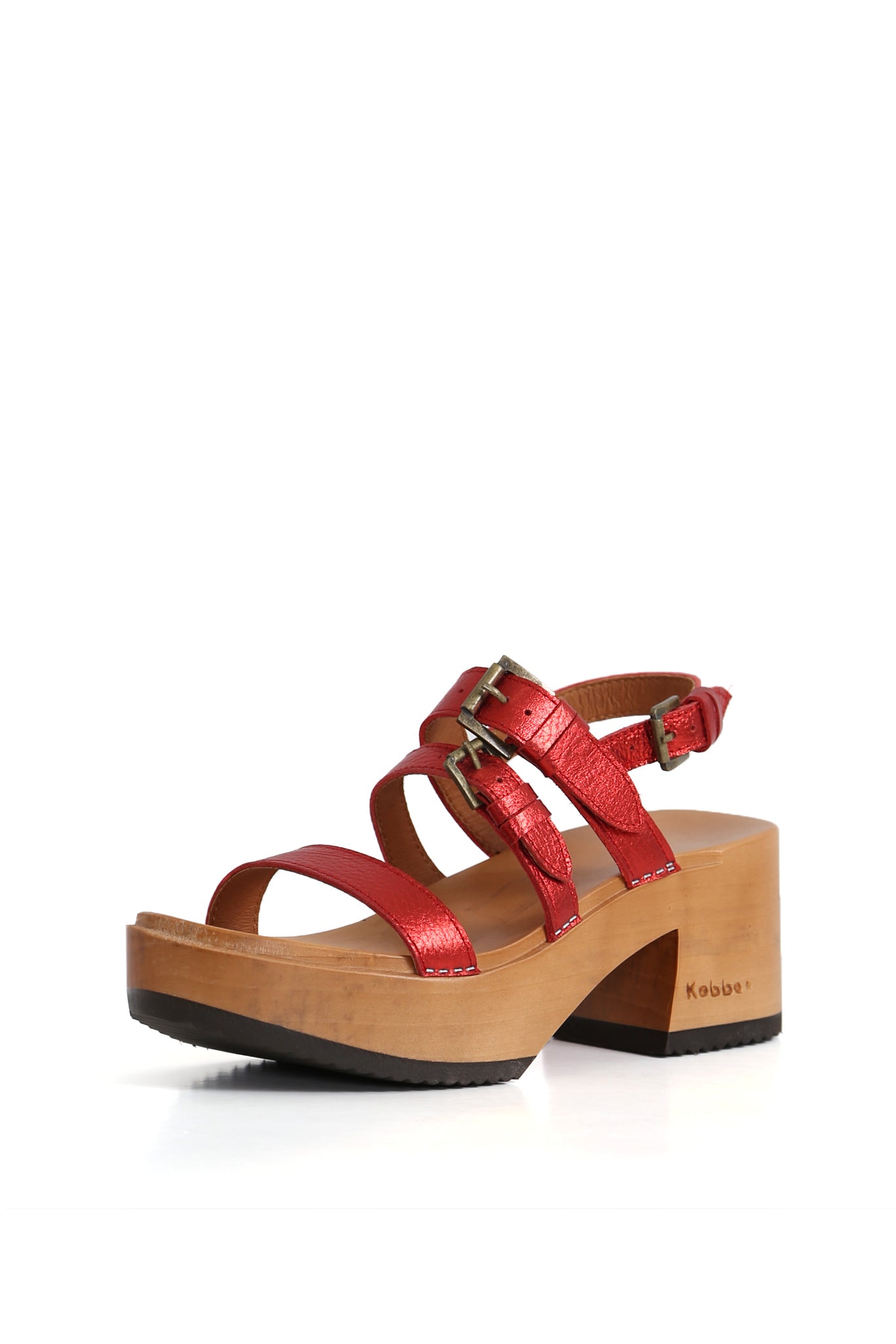 4. Zuecos Kebba oferta color rojo con planta de madera tallada y cuero natural.