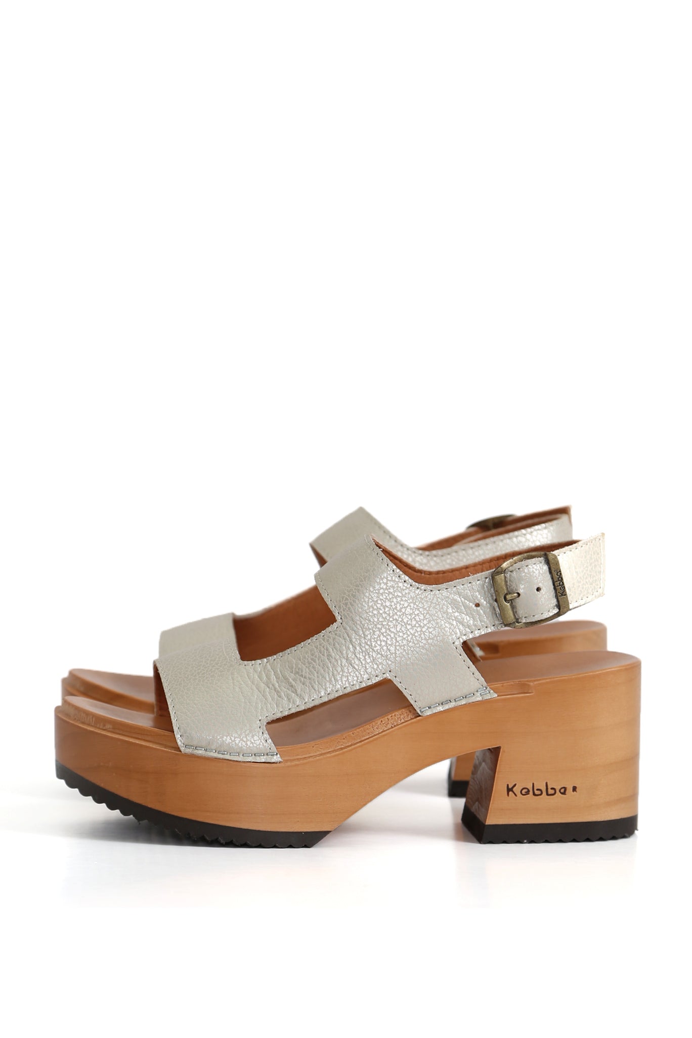 Piera Humo en 3/4, planta Pájaro de madera 8 cm y hebilla; fondo blanco, zuecos de mujer para vestir.
