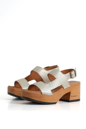 Kebba Clogs Piera Humo en 3/4, madera Pájaro 8 cm, hebilla; fondo blanco, zapatos anatómicos.