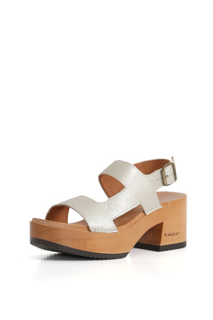 Sandalia tipo zueco Piera Humo, planta Pájaro madera 8 cm, hebilla; fondo blanco. zuecos Kebba oferta.