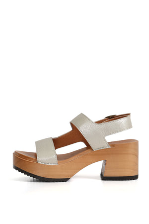 Piera Humo en 3/4, planta Pájaro de madera 8 cm y hebilla; fondo blanco, zuecos de mujer para vestir.
