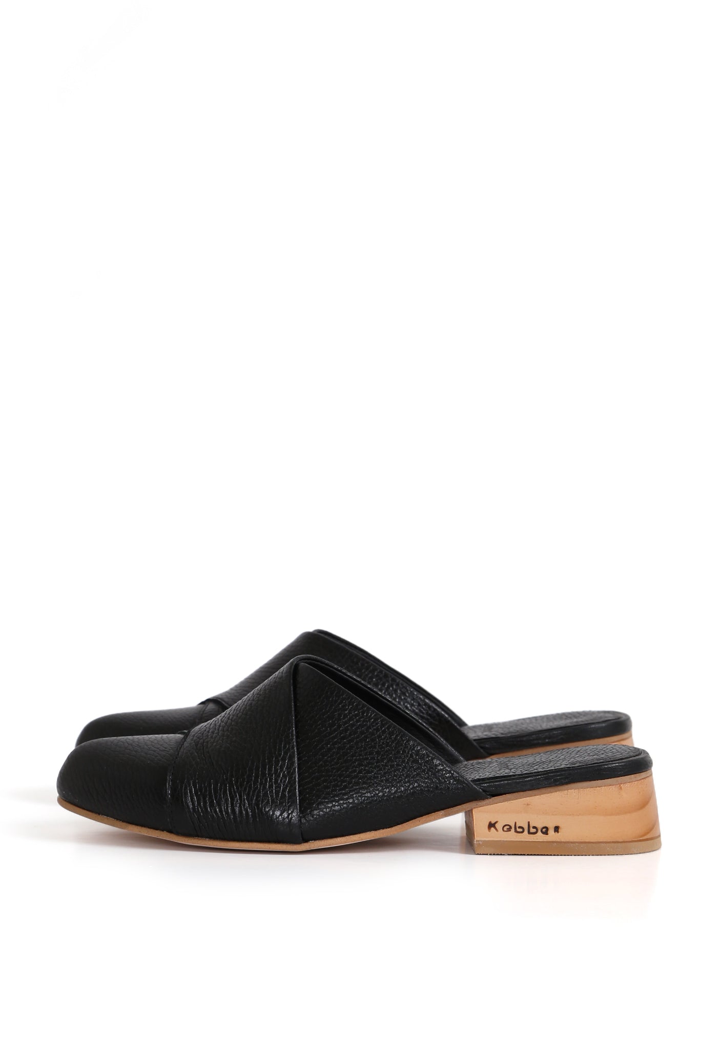 Alicante negro en cuero floater, planta Point 3 cm en fondo blanco; zuecos de mujer para vestir.