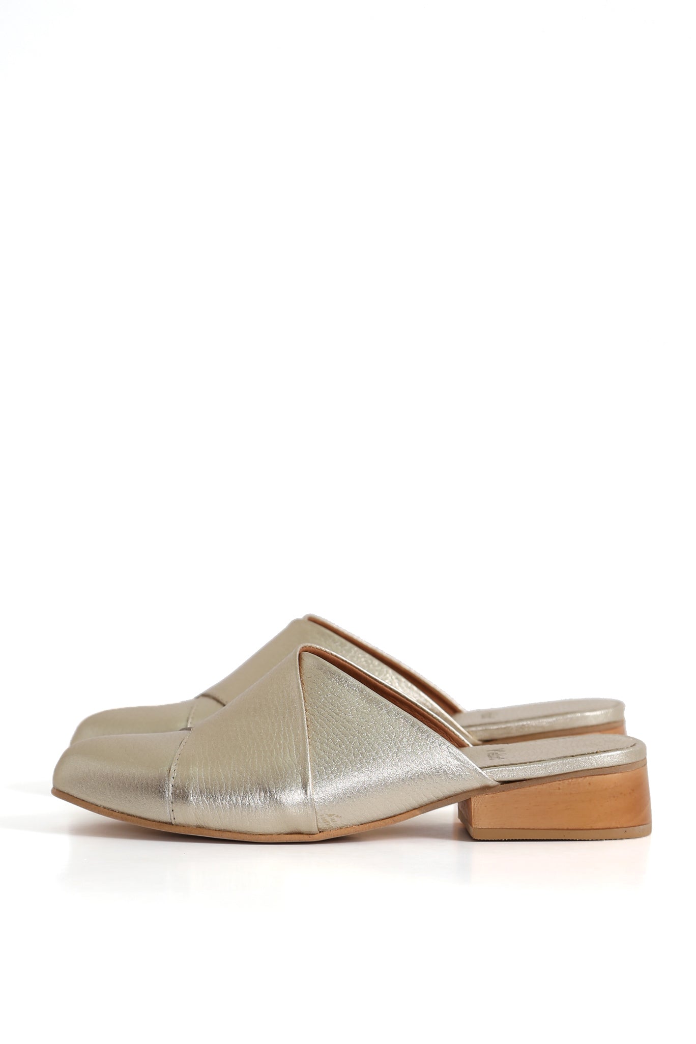 Mule níquel en cuero floater con punta cuadrada y taco bajo de madera, perfil lateral. zapatos anatómicos