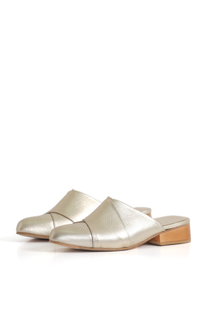 Mule Kebba níquel de cuero floater, empeine envolvente y base madera, fondo blanco. Kebba Clogs