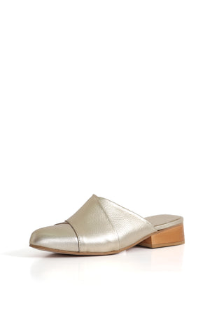Mule metálico níquel en cuero floater con taco bajo, vista lateral limpia. zuecos artesanales