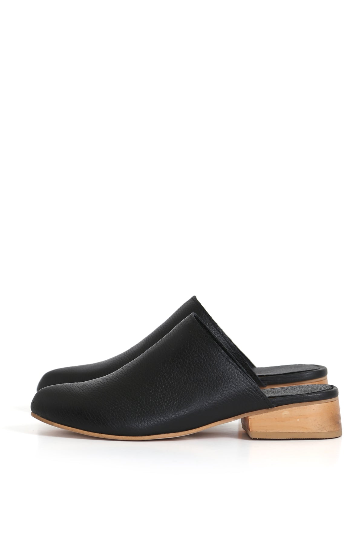 1. Zapatos anatómicos de cuero floater negro con planta Point Kebba.