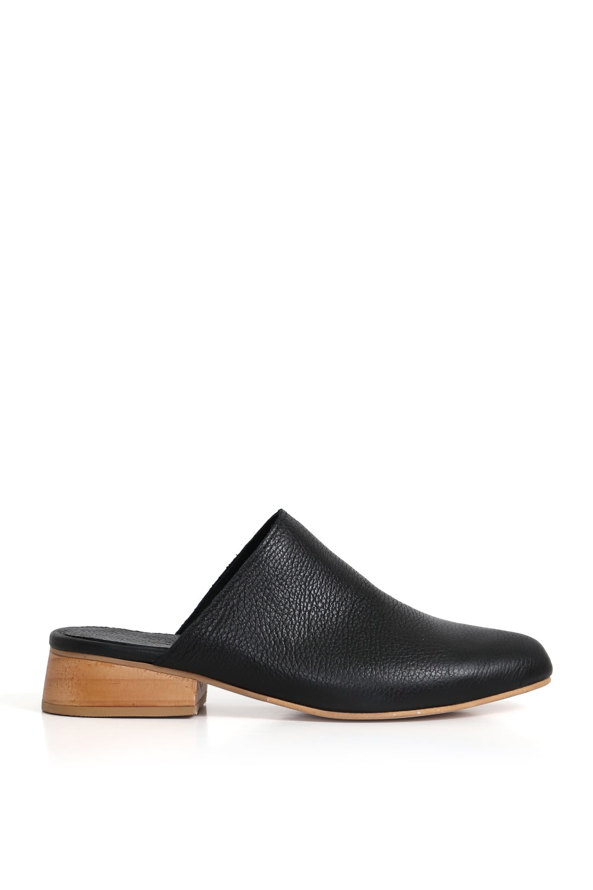 Zapato artesanal negro Kebba con estilo contemporáneo