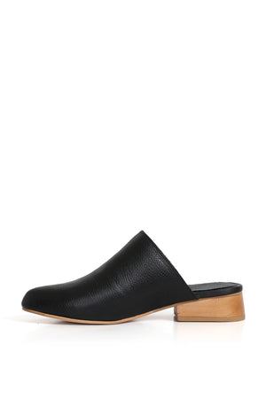 	Mule de cuero negro artesanal con planta anatómica y acabado premium.